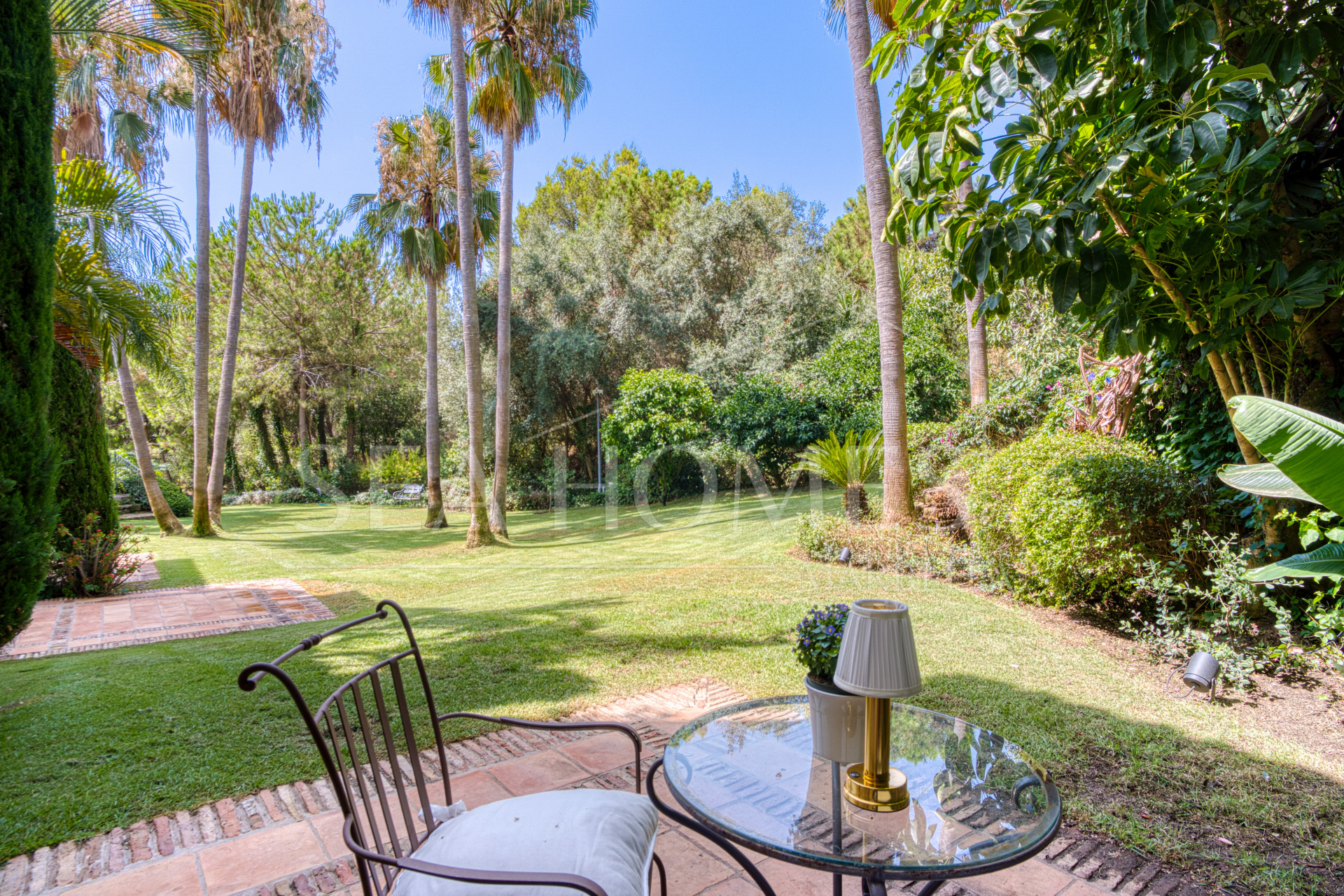 Elegant Six Bedroom, South-Facing Villa in Prestigious Lomas de Marbella Club