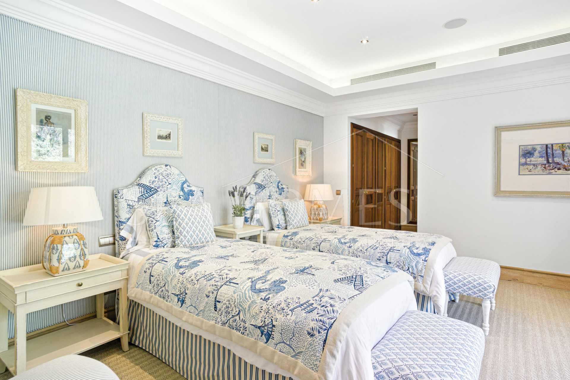 Elegant Six Bedroom, South-Facing Villa in Prestigious Lomas de Marbella Club