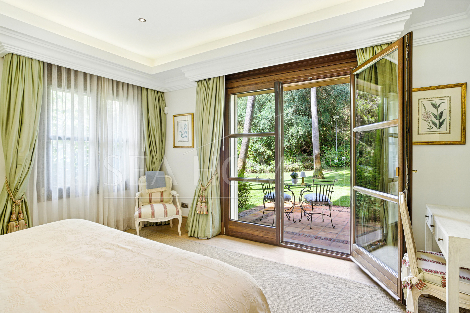 Elegant Six Bedroom, South-Facing Villa in Prestigious Lomas de Marbella Club