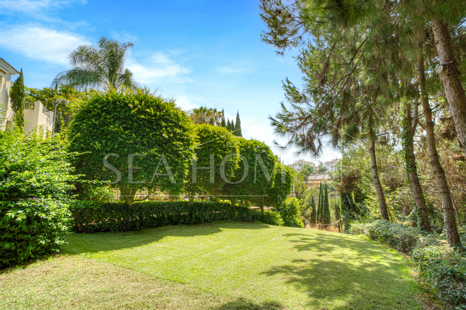 Elegant Six Bedroom, South-Facing Villa in Prestigious Lomas de Marbella Club