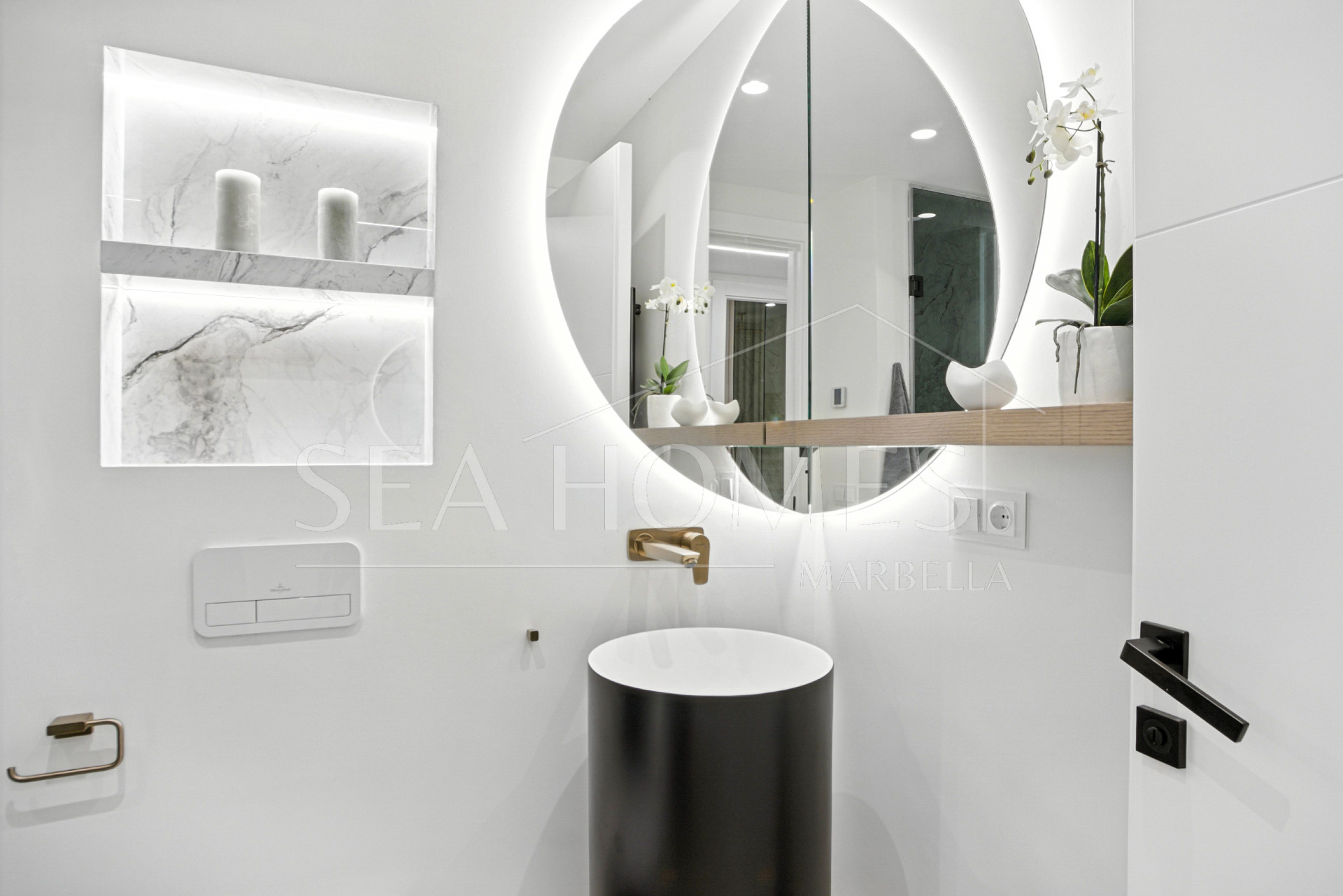 Stunning south facing, four bedroom ground floor apartment, set within the exclusive Los Granados del Mar urbanization on the New Golden Mile