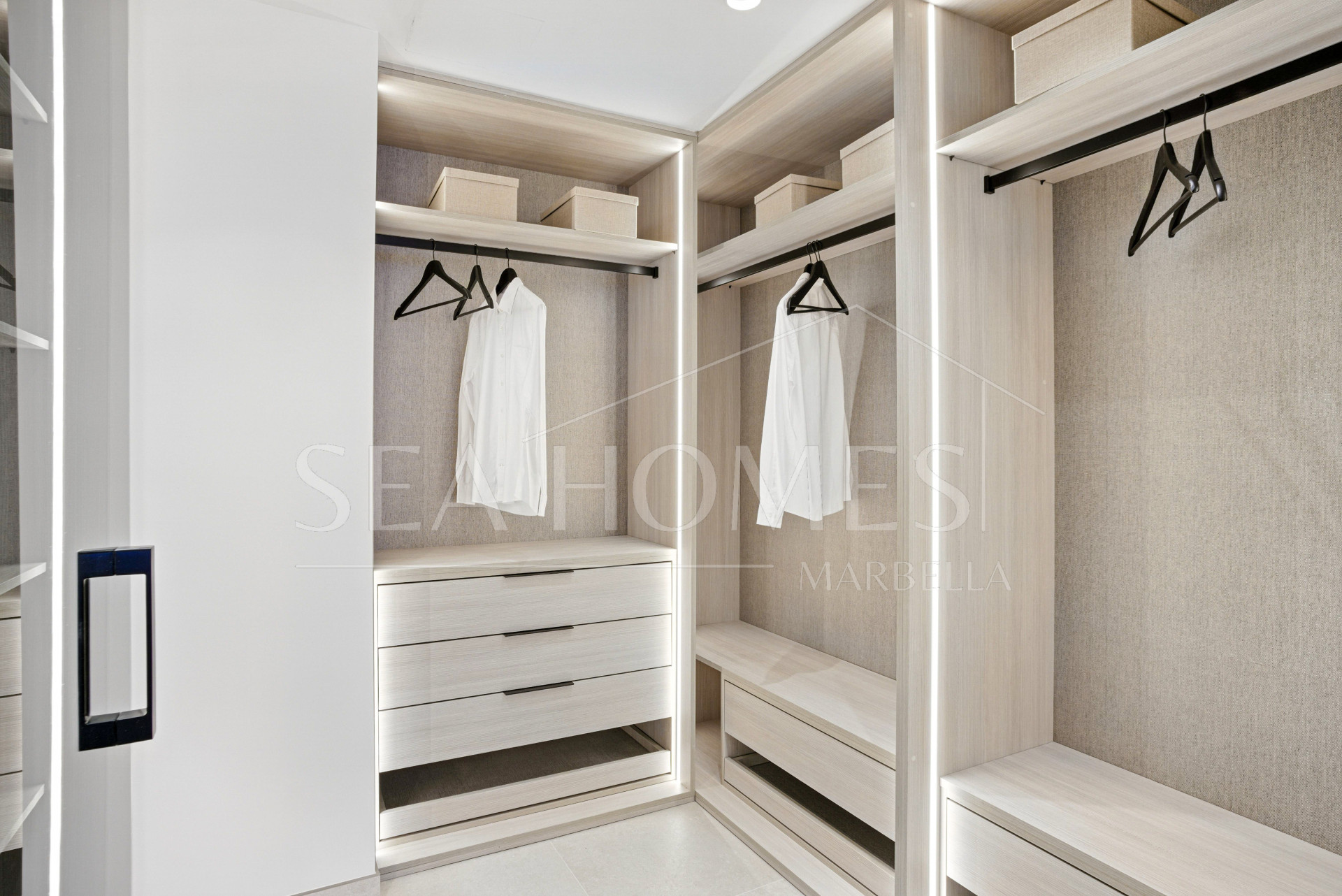 Beautiful beach front, south facing four bedroom apartment located in Los Granados del Mar on the New Golden Mile