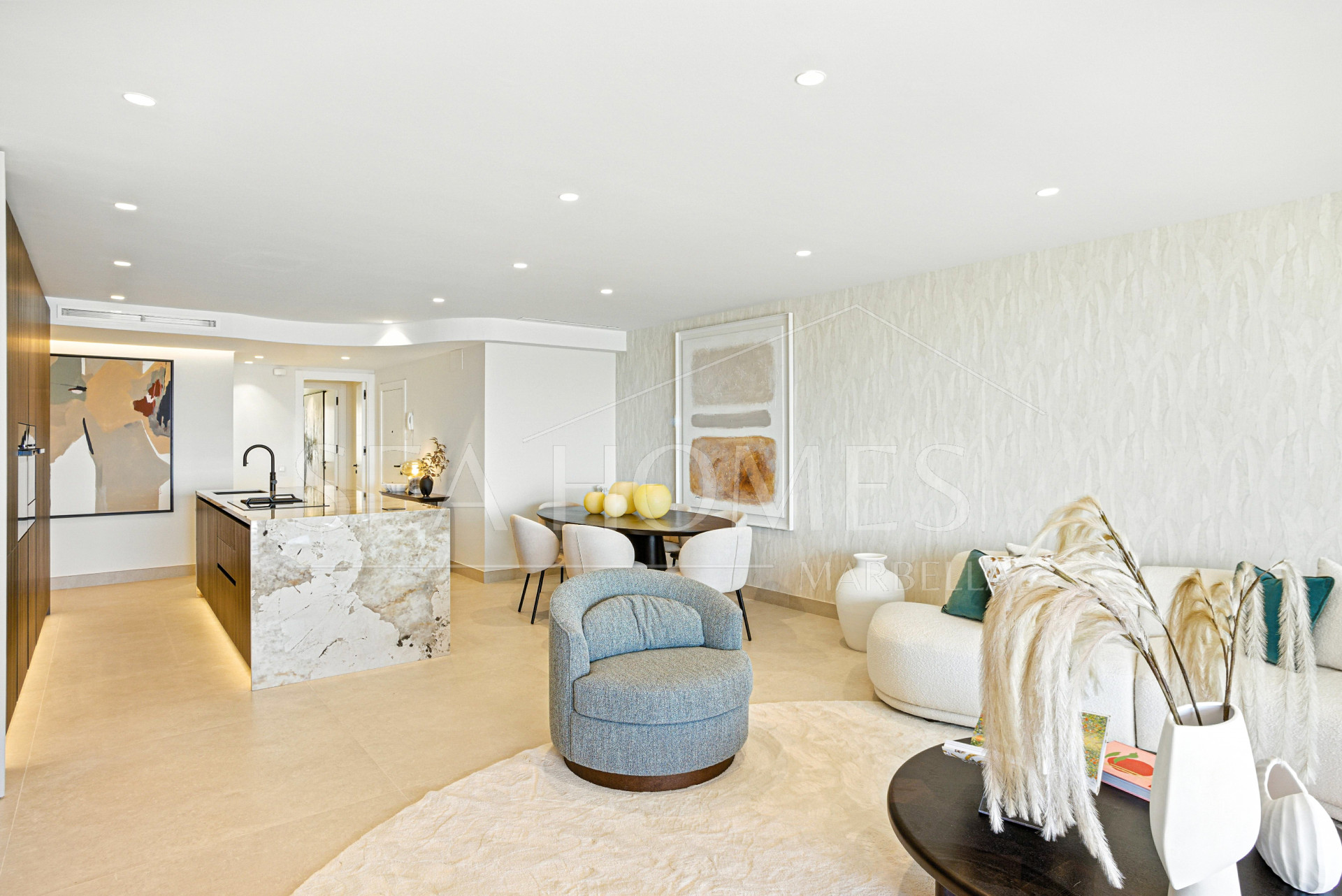 Beautiful beach front, south facing four bedroom apartment located in Los Granados del Mar on the New Golden Mile
