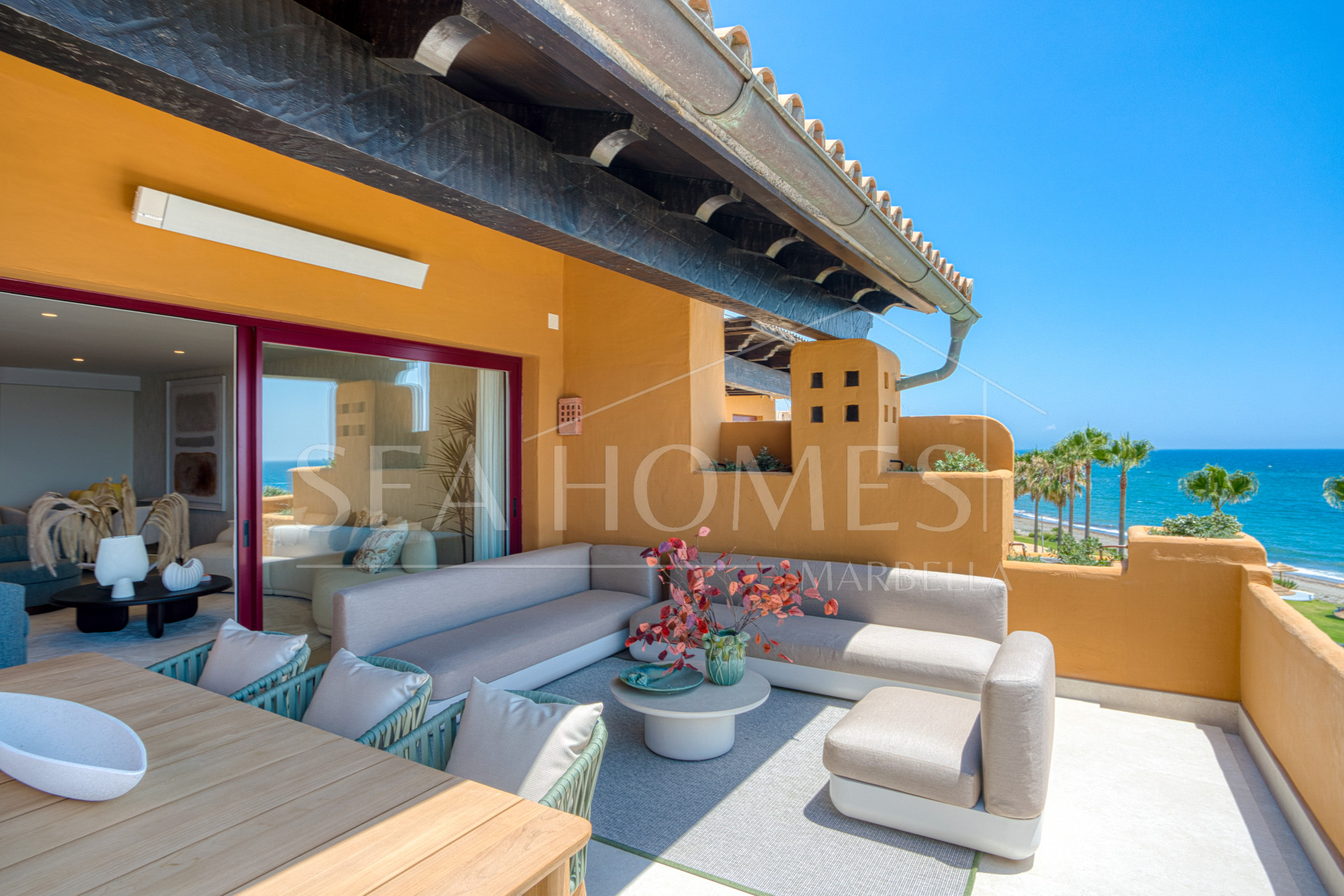 Beautiful beach front, south facing four bedroom apartment located in Los Granados del Mar on the New Golden Mile
