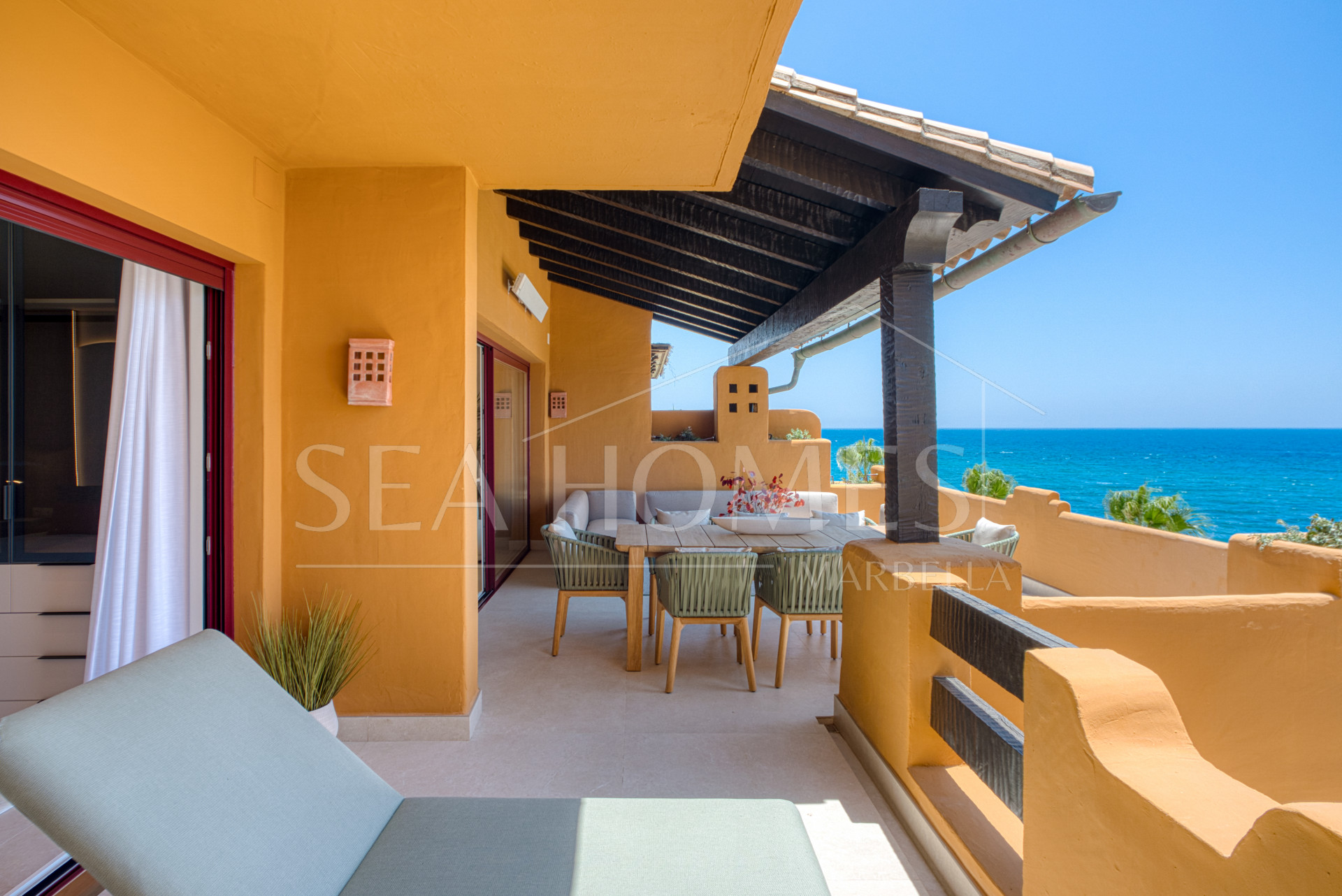 Beautiful beach front, south facing four bedroom apartment located in Los Granados del Mar on the New Golden Mile