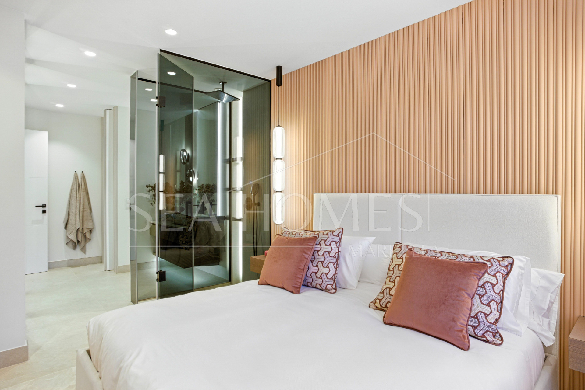 Beautiful beach front, south facing four bedroom apartment located in Los Granados del Mar on the New Golden Mile