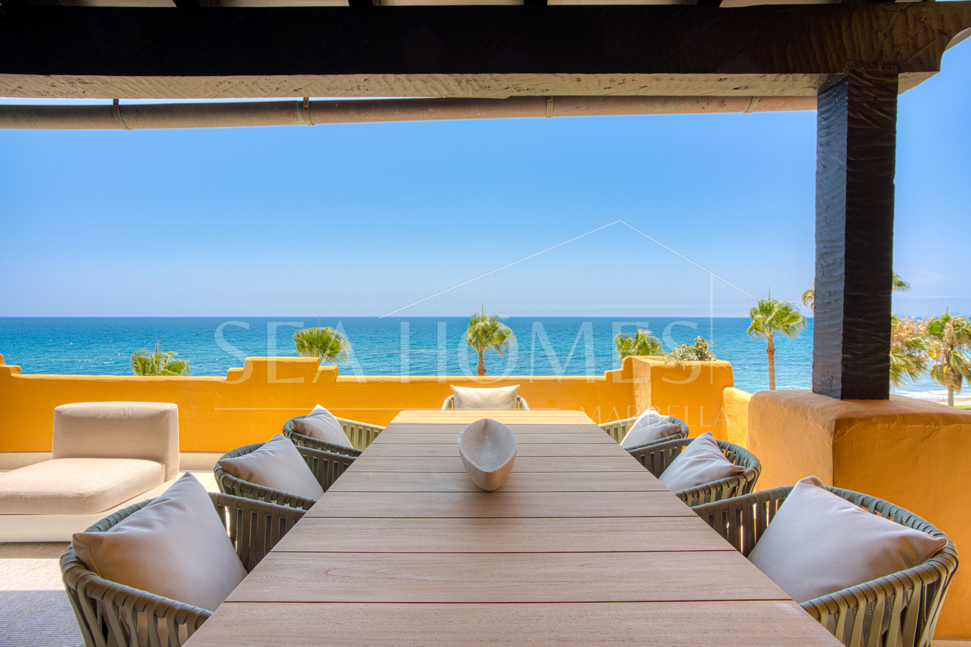Beautiful beach front, south facing four bedroom apartment located in Los Granados del Mar on the New Golden Mile