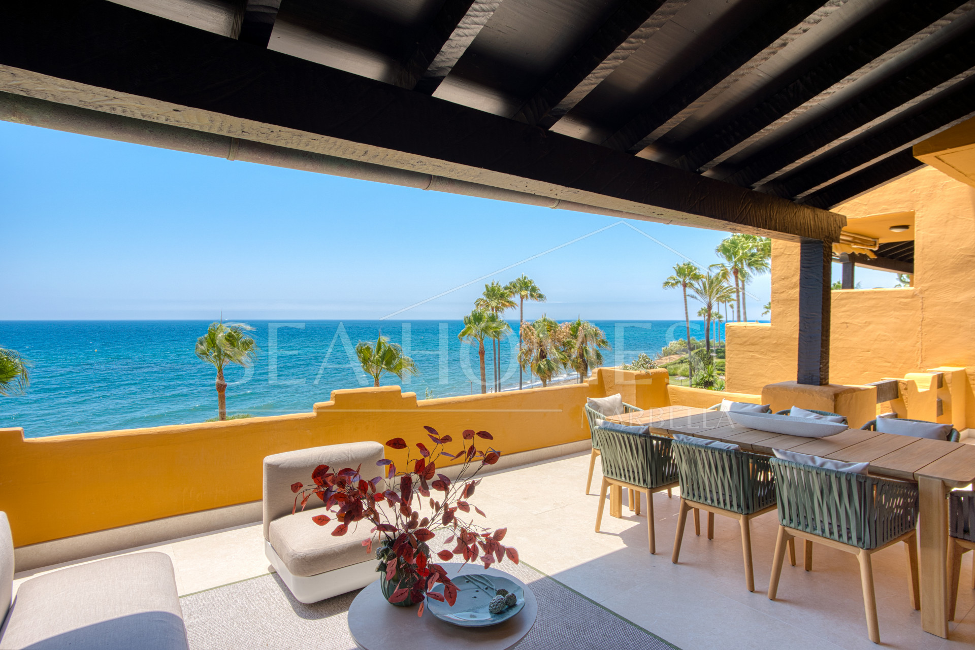 Beautiful beach front, south facing four bedroom apartment located in Los Granados del Mar on the New Golden Mile