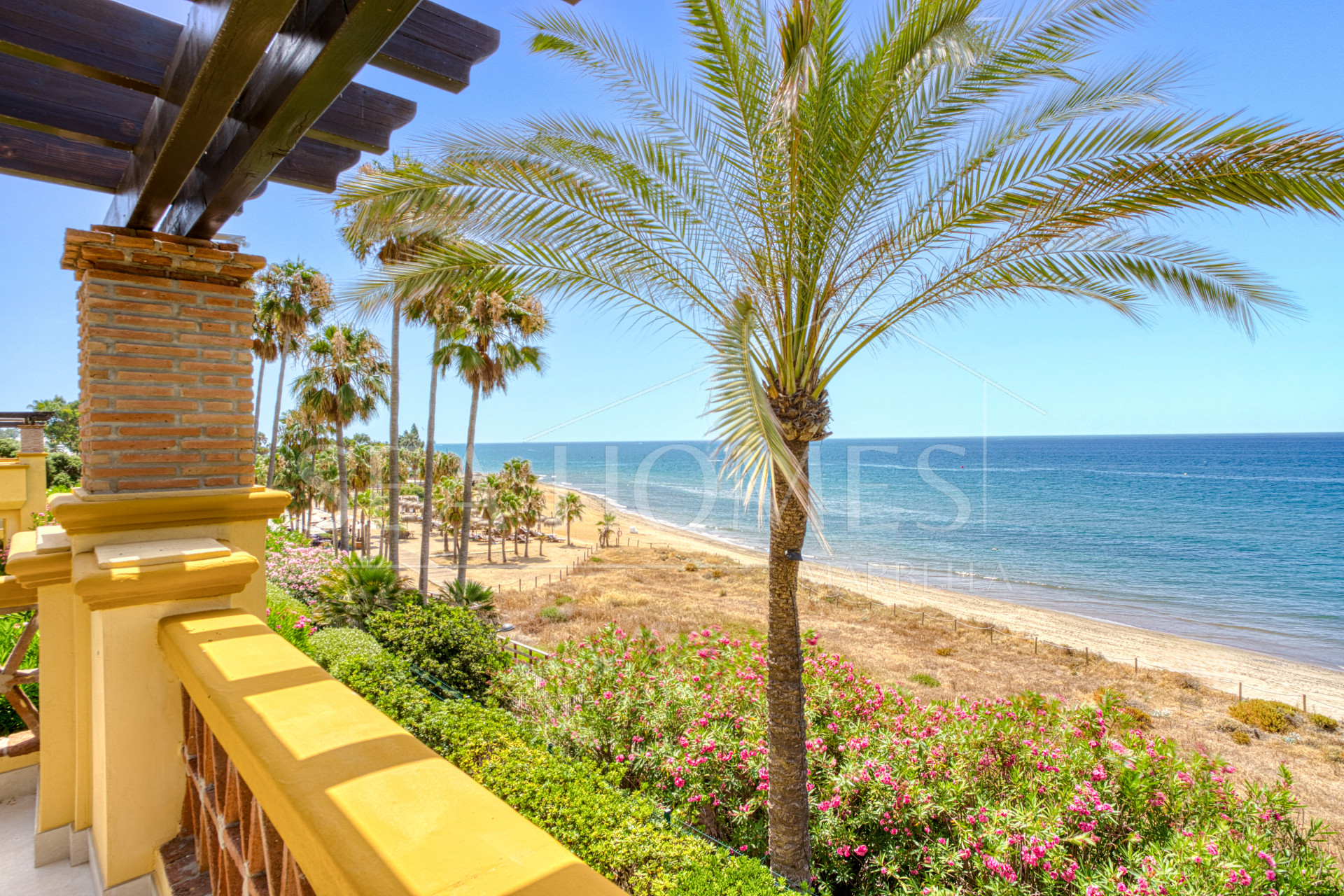 Luxurious south facing, three bedroom beachfront apartment, located in the prestigious community of Río Real Playa.