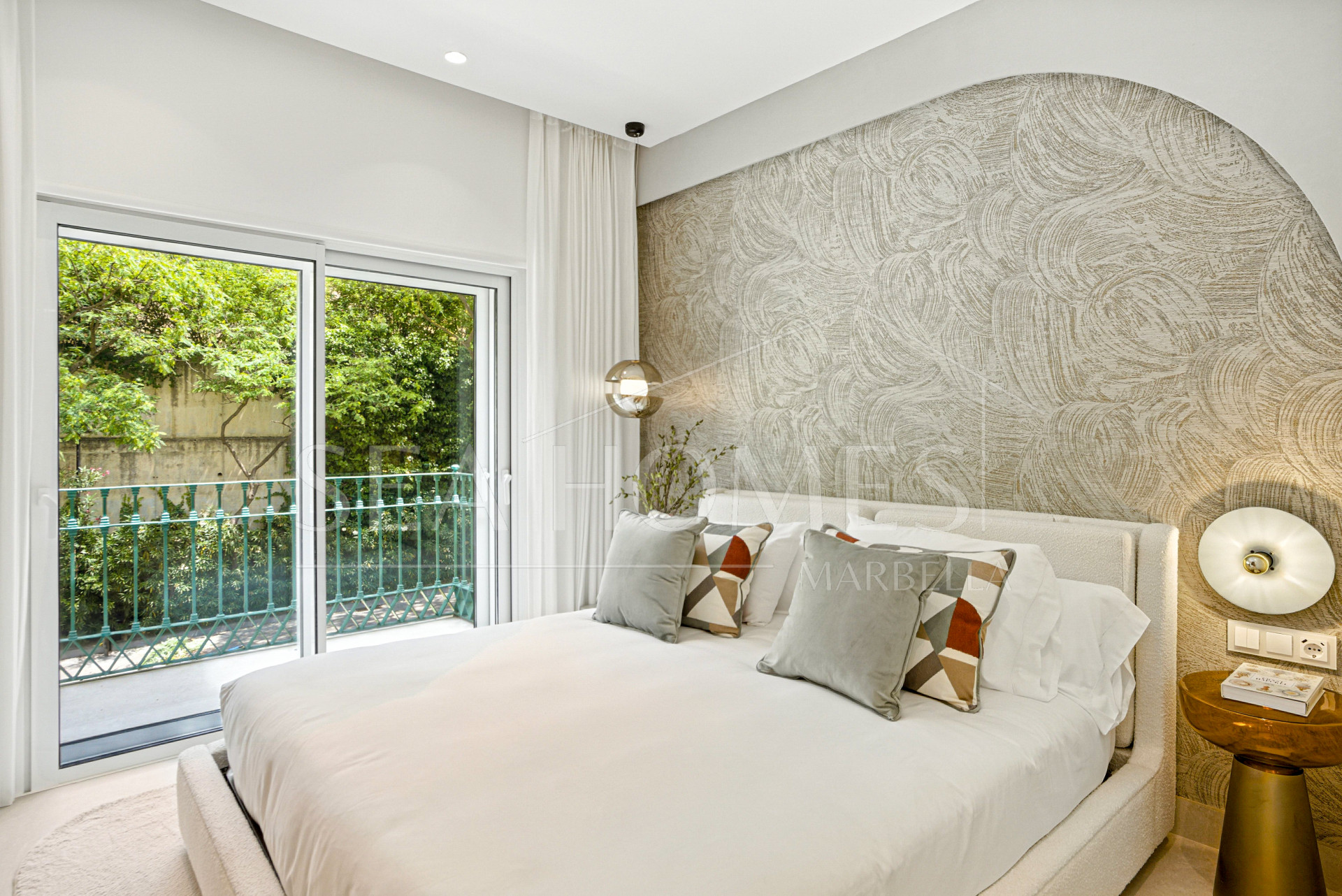 Luxurious south facing, three bedroom beachfront apartment, located in the prestigious community of Río Real Playa.