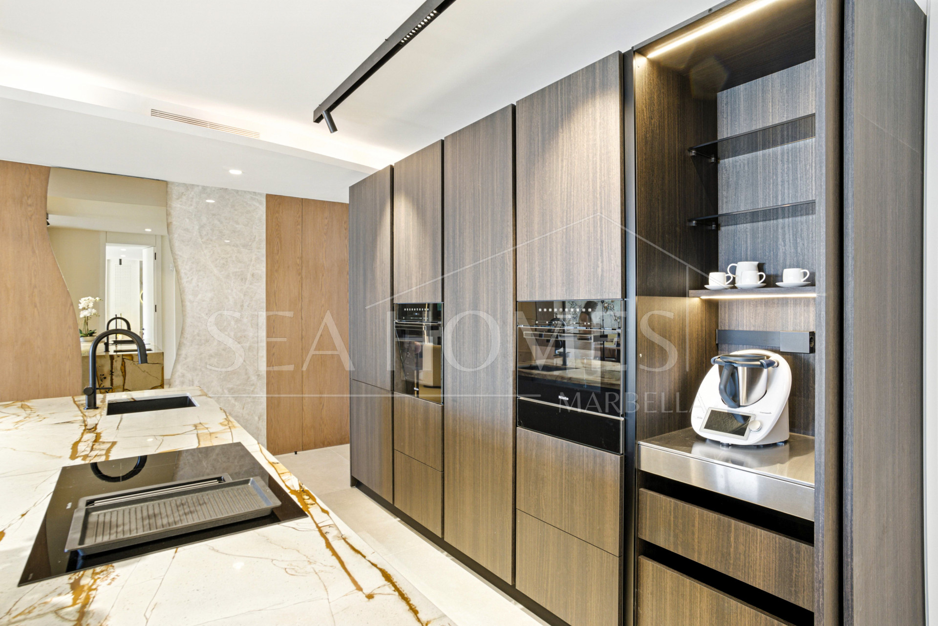 Luxurious south facing, three bedroom beachfront apartment, located in the prestigious community of Río Real Playa.