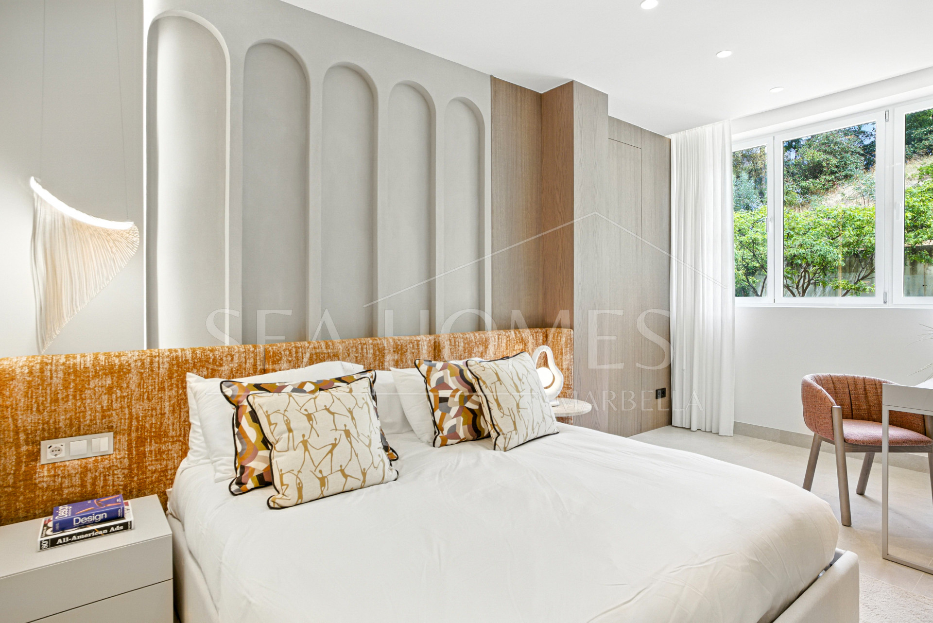 Luxurious south facing, three bedroom beachfront apartment, located in the prestigious community of Río Real Playa.