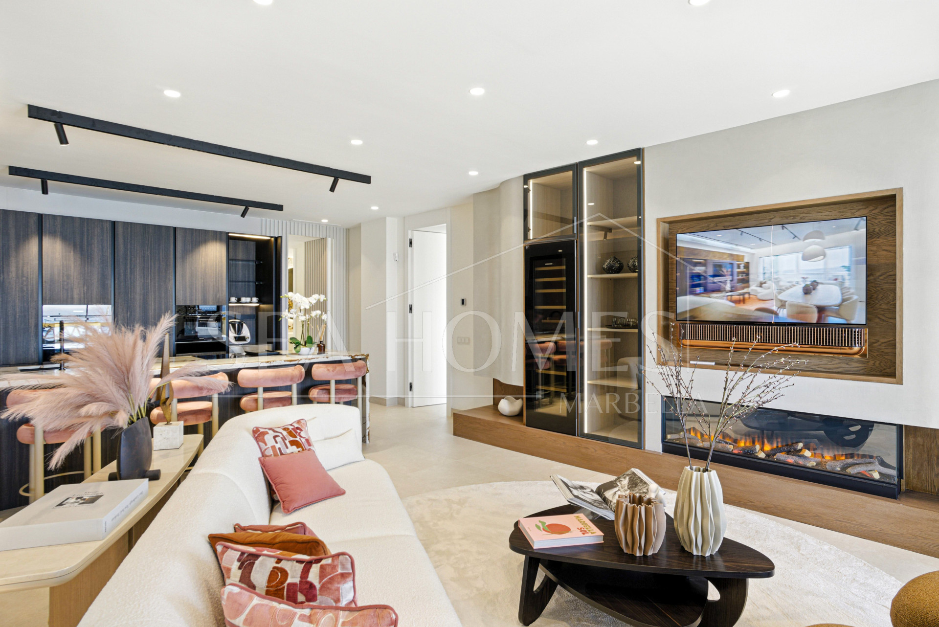 Luxurious south facing, three bedroom beachfront apartment, located in the prestigious community of Río Real Playa.