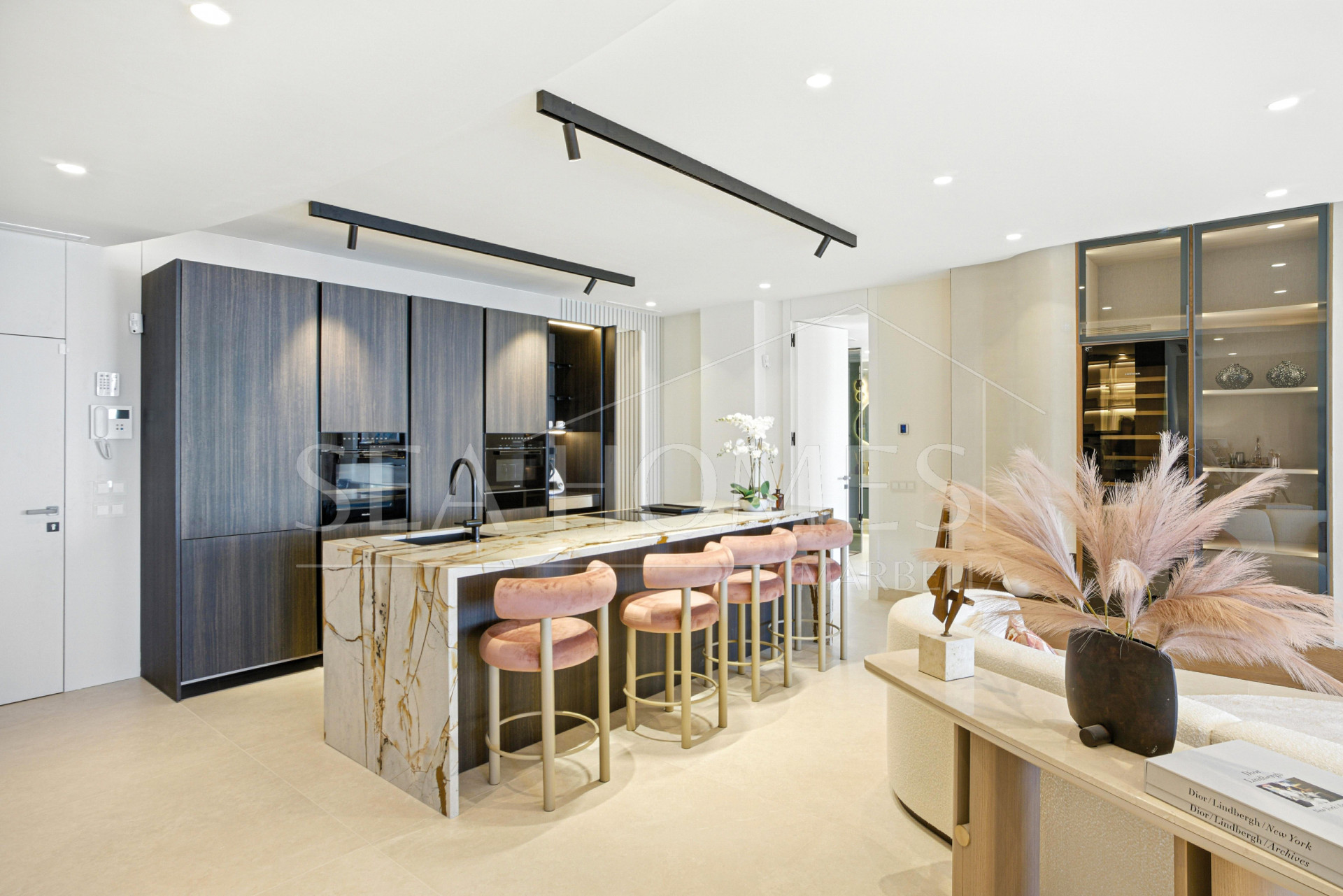 Luxurious south facing, three bedroom beachfront apartment, located in the prestigious community of Río Real Playa.