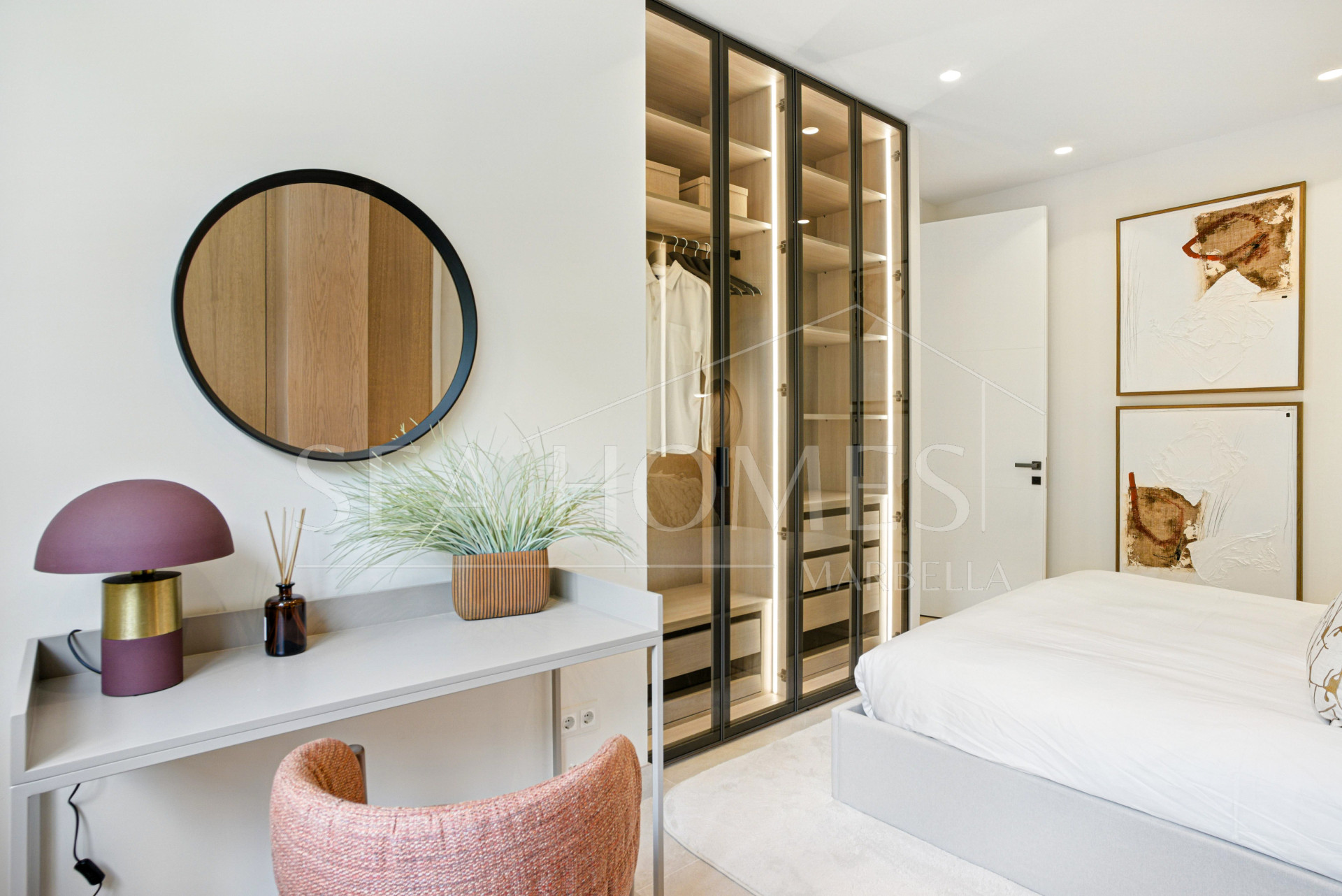 Luxurious south facing, three bedroom beachfront apartment, located in the prestigious community of Río Real Playa.