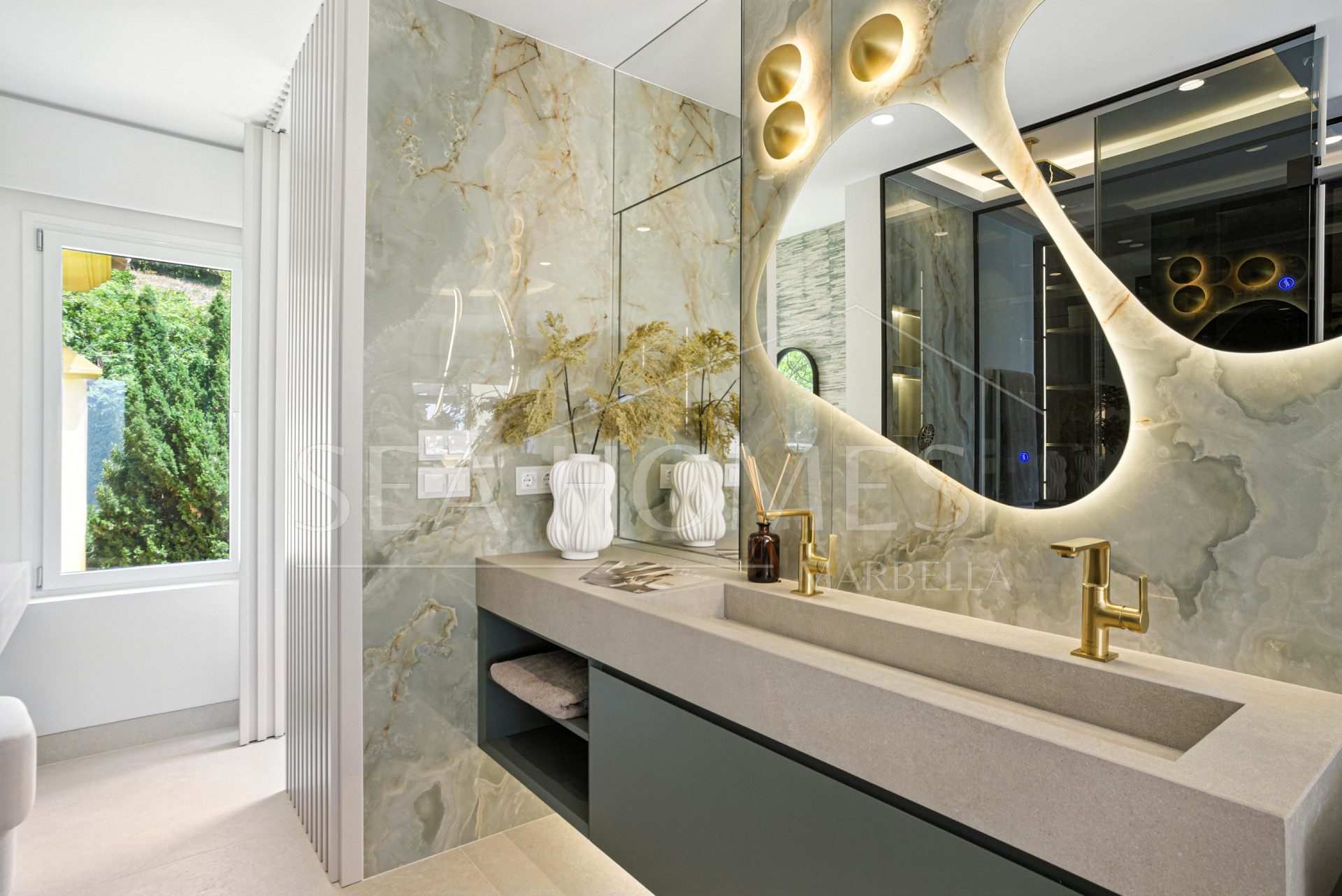 Luxurious south facing, three bedroom beachfront apartment, located in the prestigious community of Río Real Playa.