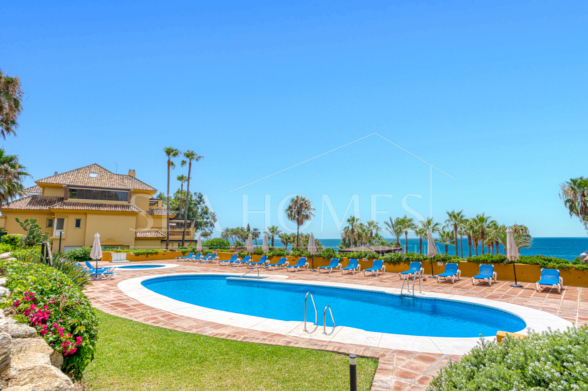 Luxurious south facing, three bedroom beachfront apartment, located in the prestigious community of Río Real Playa.