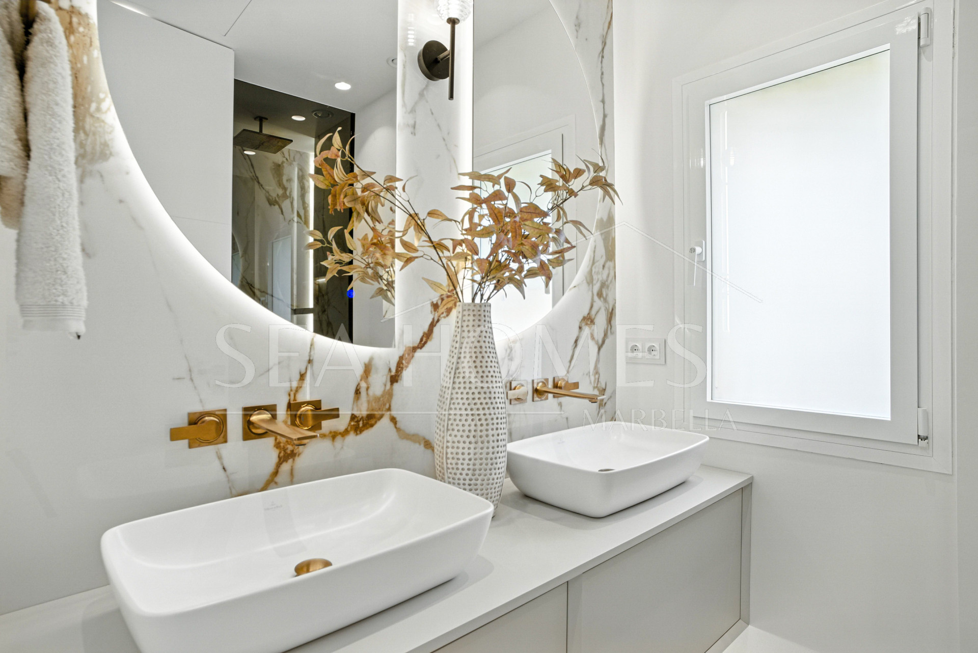 Luxurious south facing, three bedroom beachfront apartment, located in the prestigious community of Río Real Playa.