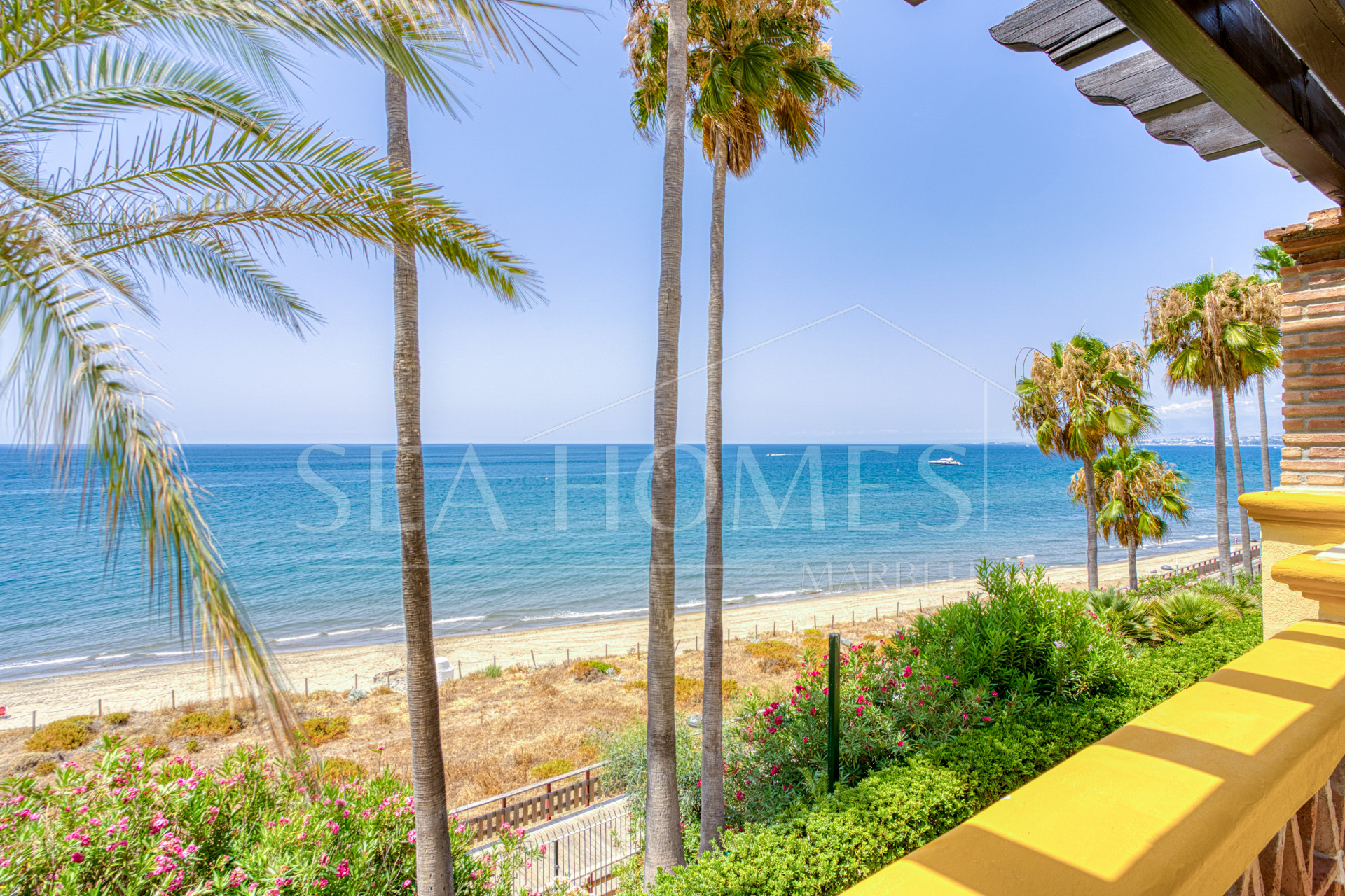 Luxurious south facing, three bedroom beachfront apartment, located in the prestigious community of Río Real Playa.