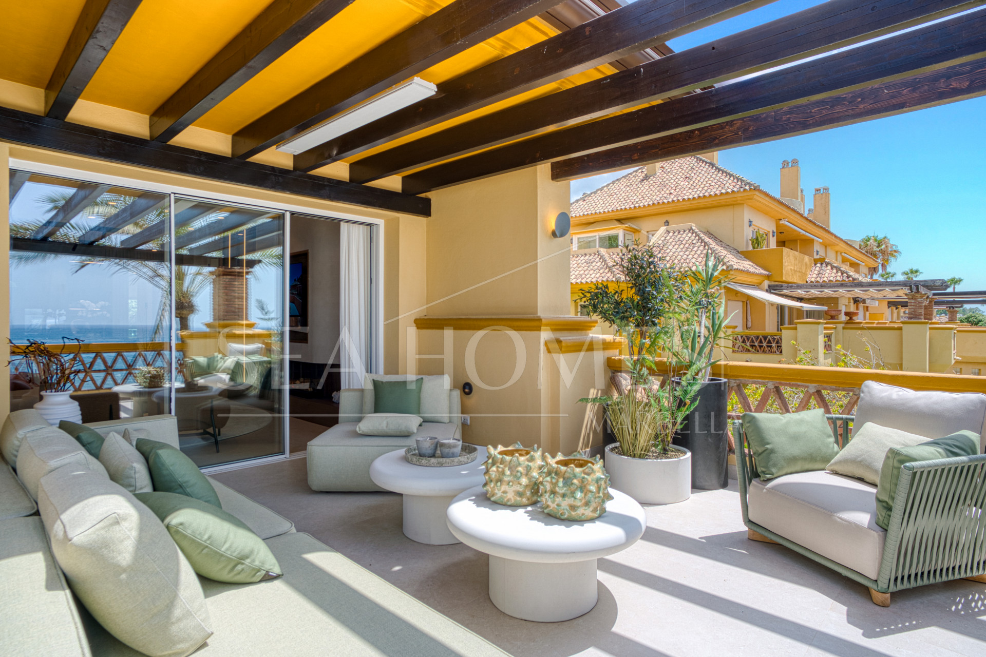 Luxurious south facing, three bedroom beachfront apartment, located in the prestigious community of Río Real Playa.