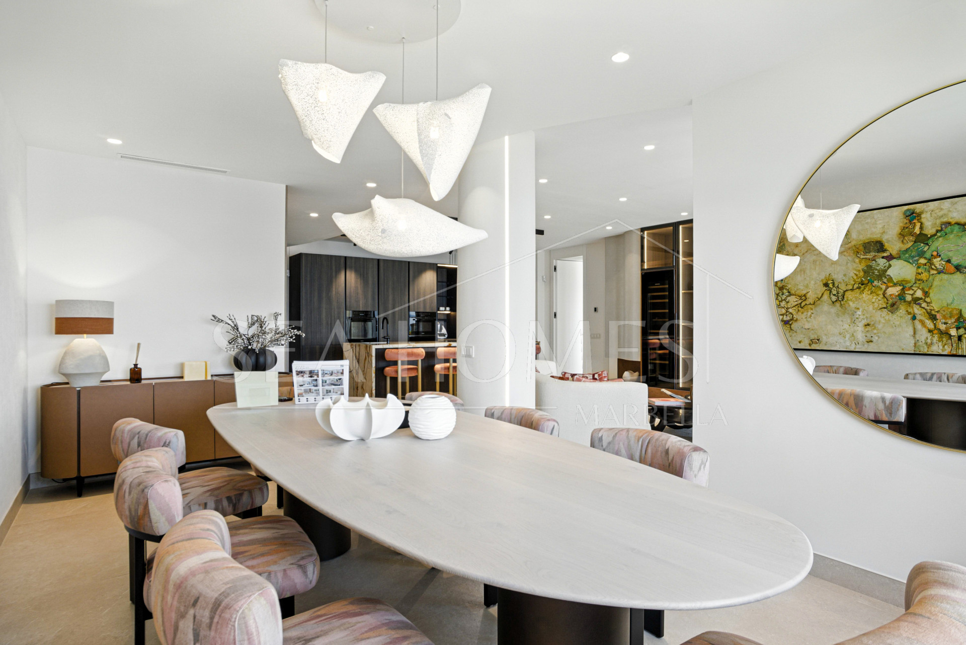 Luxurious south facing, three bedroom beachfront apartment, located in the prestigious community of Río Real Playa.