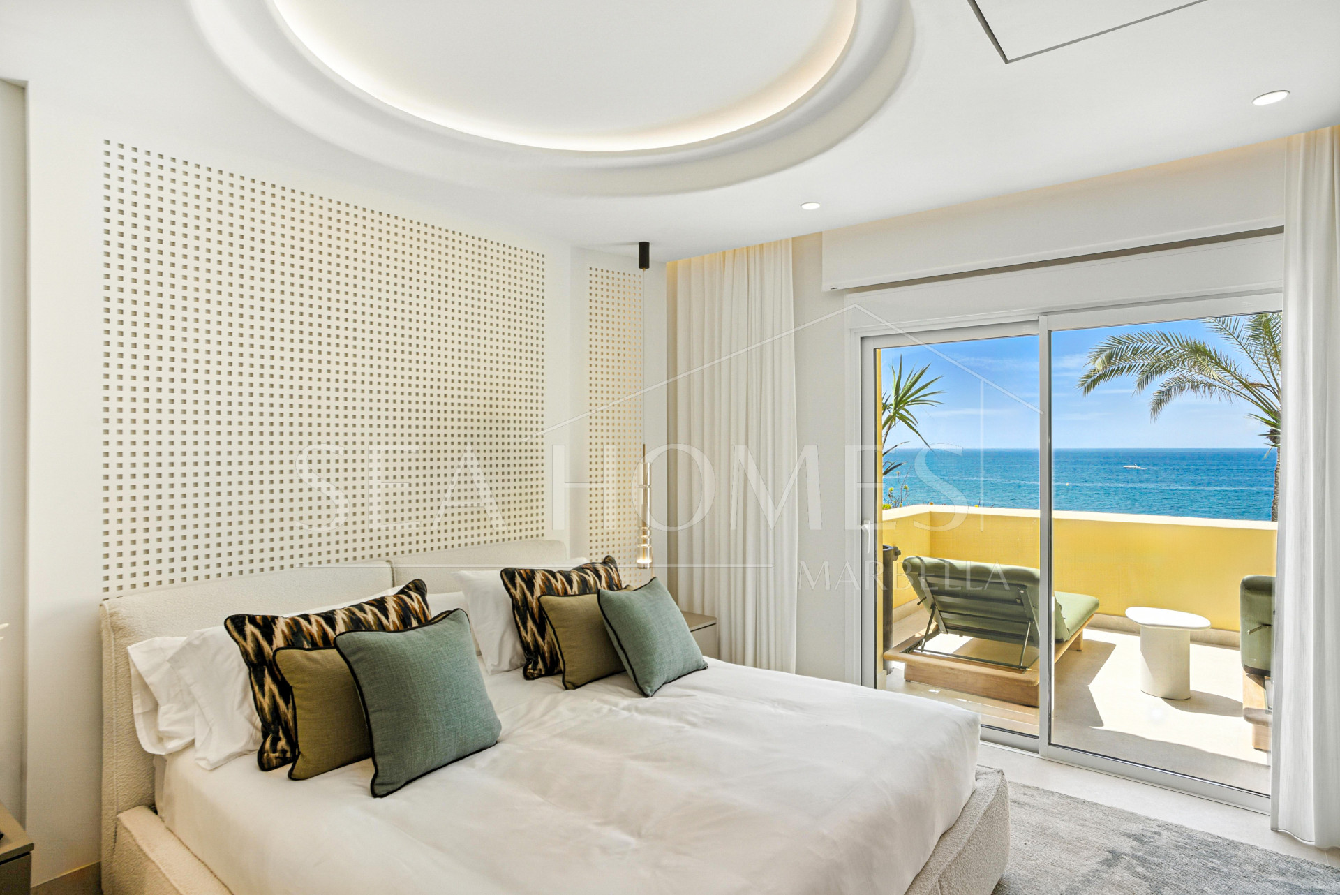 Luxurious south facing, three bedroom beachfront apartment, located in the prestigious community of Río Real Playa.