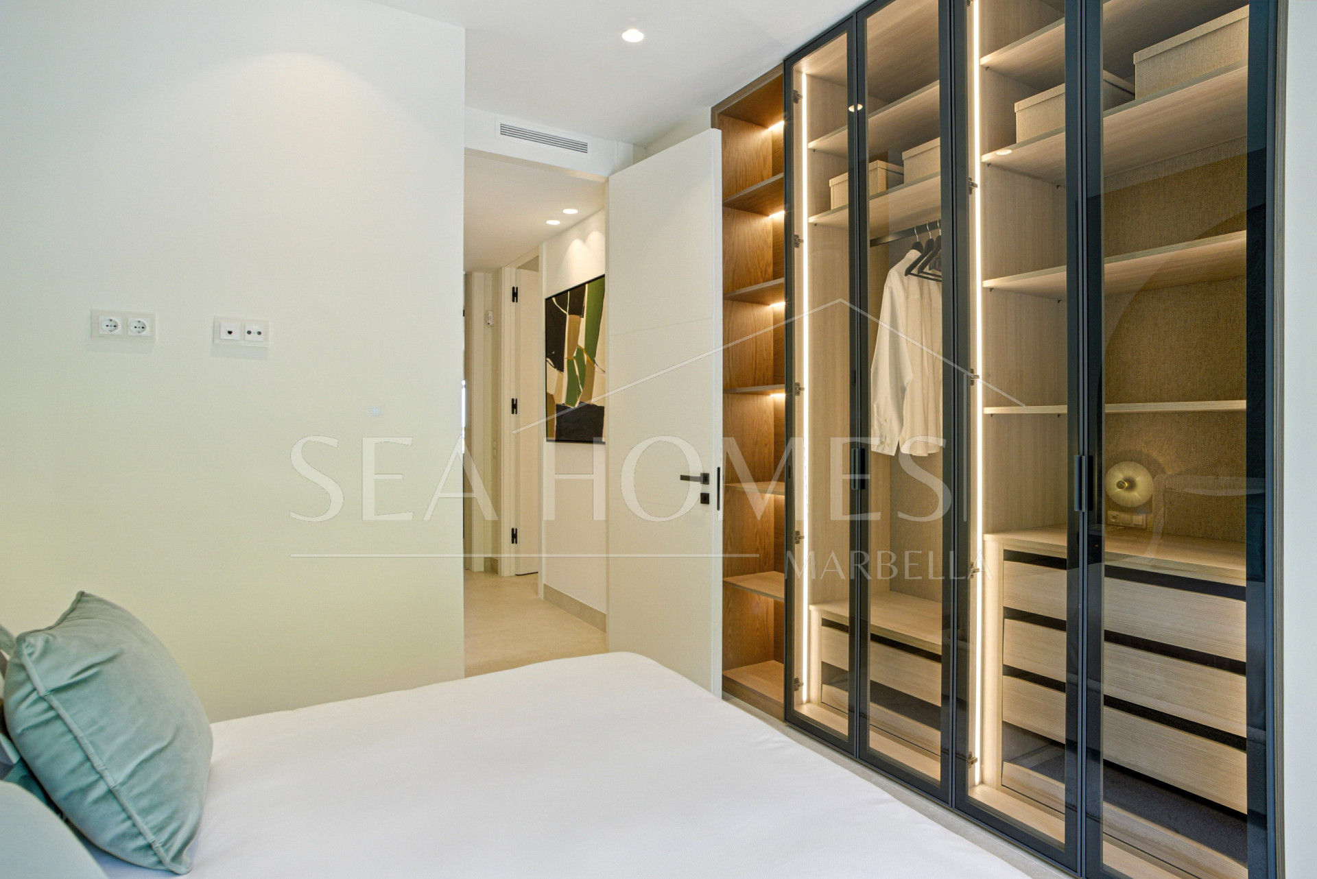 Luxurious south facing, three bedroom beachfront apartment, located in the prestigious community of Río Real Playa.