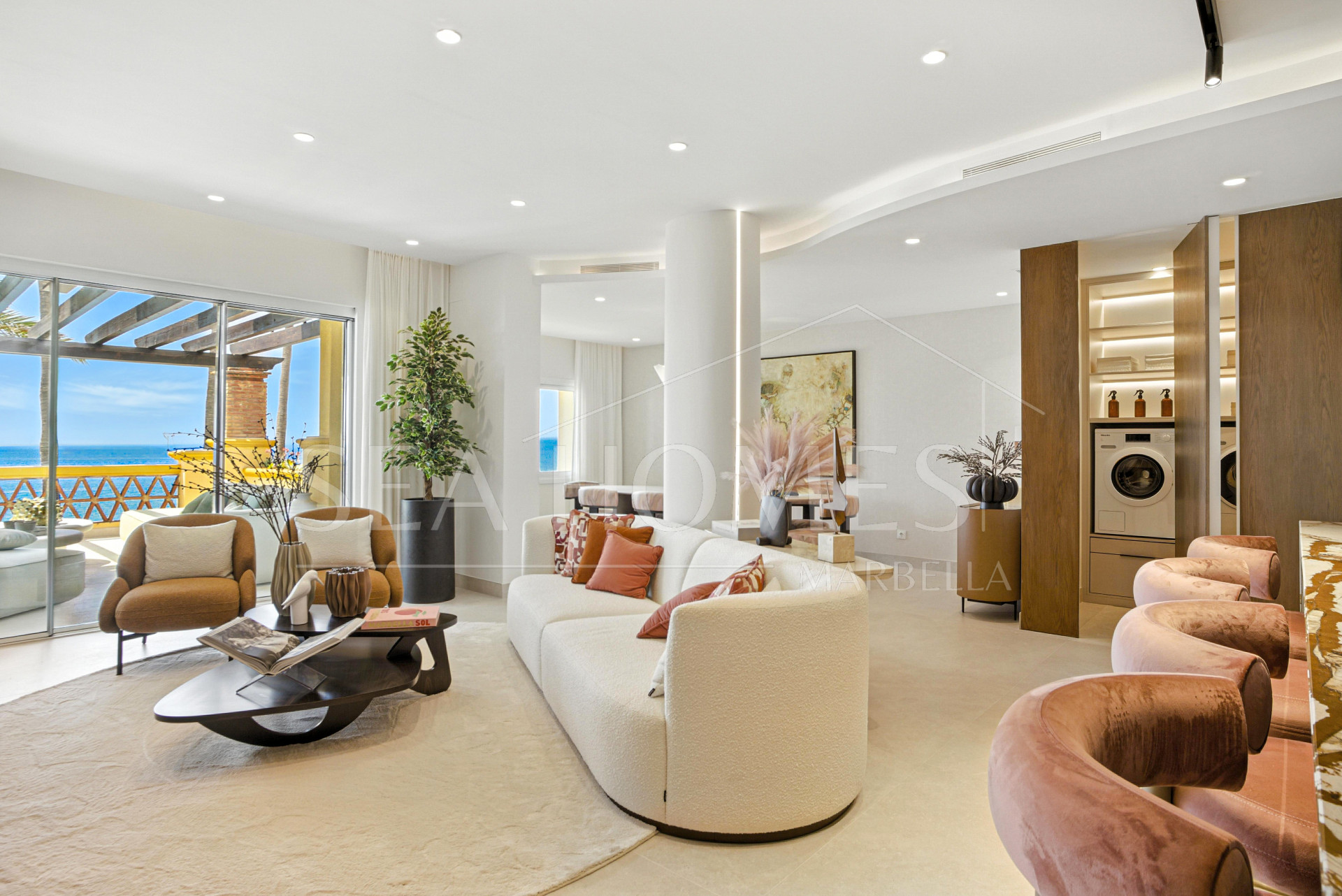 Luxurious south facing, three bedroom beachfront apartment, located in the prestigious community of Río Real Playa.