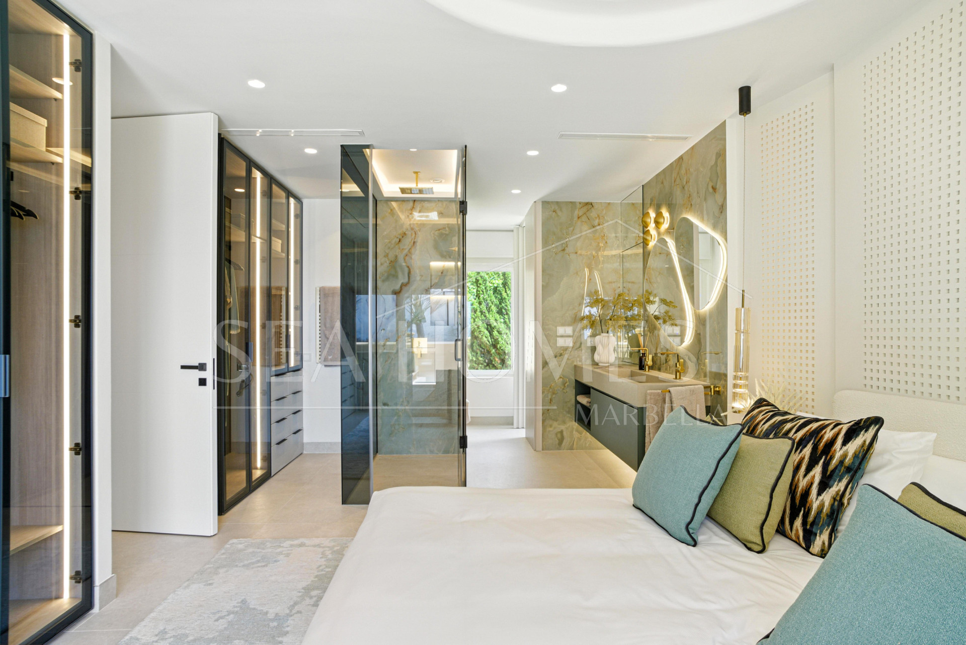 Luxurious south facing, three bedroom beachfront apartment, located in the prestigious community of Río Real Playa.