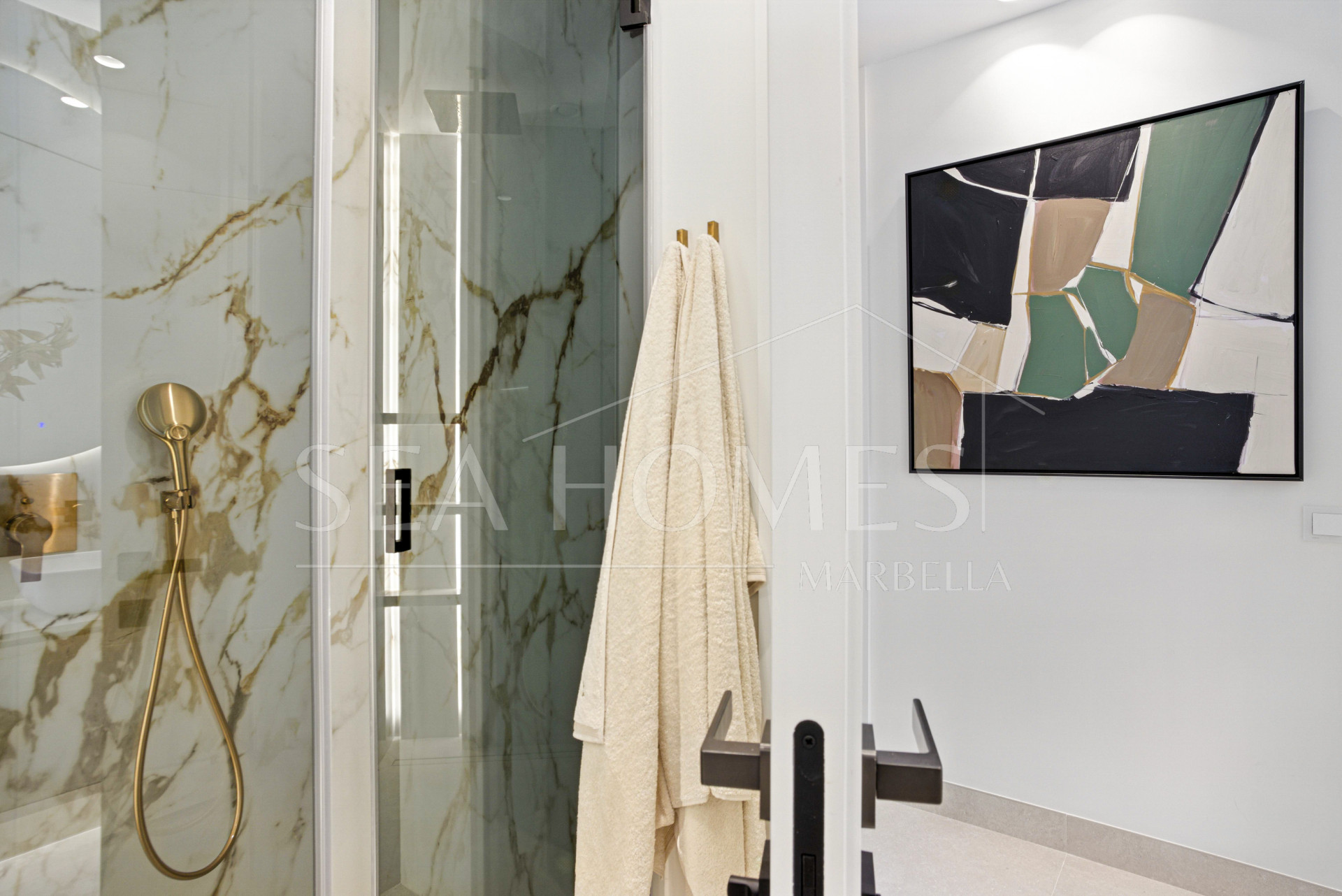 Luxurious south facing, three bedroom beachfront apartment, located in the prestigious community of Río Real Playa.