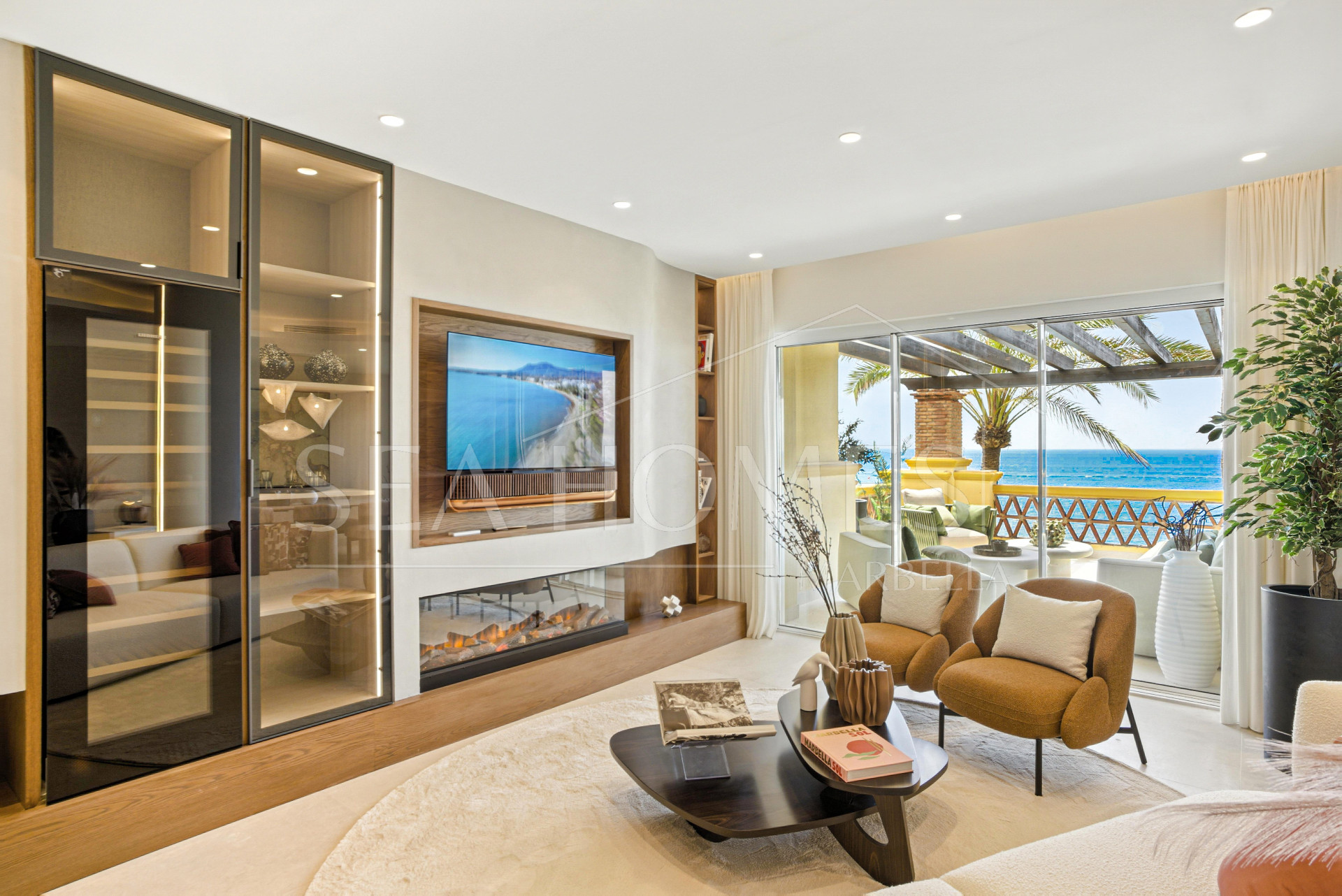 Luxurious south facing, three bedroom beachfront apartment, located in the prestigious community of Río Real Playa.