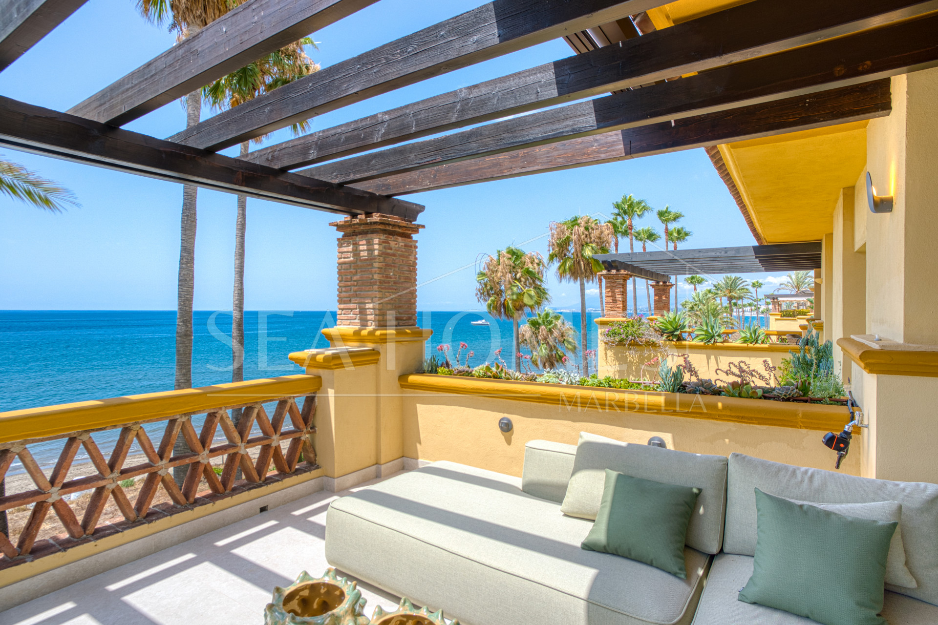 Luxurious south facing, three bedroom beachfront apartment, located in the prestigious community of Río Real Playa.