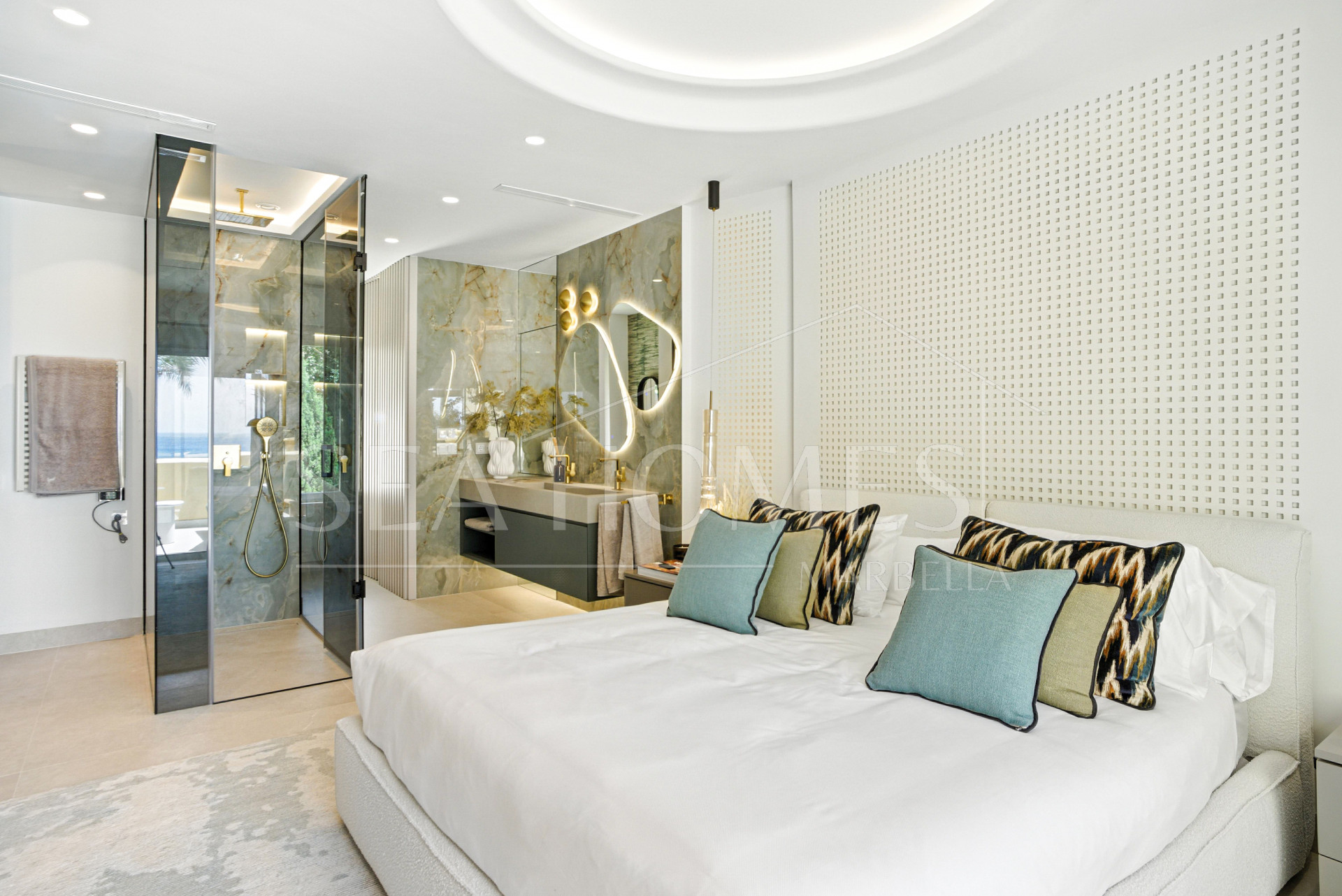 Luxurious south facing, three bedroom beachfront apartment, located in the prestigious community of Río Real Playa.