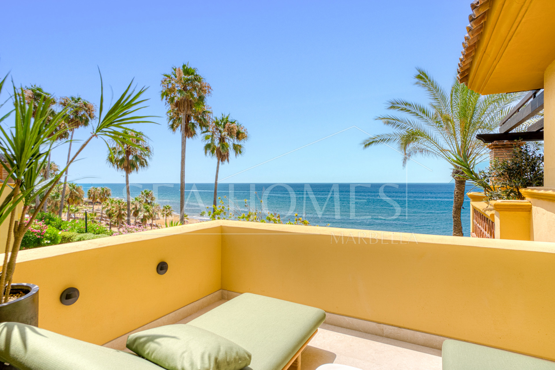 Luxurious south facing, three bedroom beachfront apartment, located in the prestigious community of Río Real Playa.
