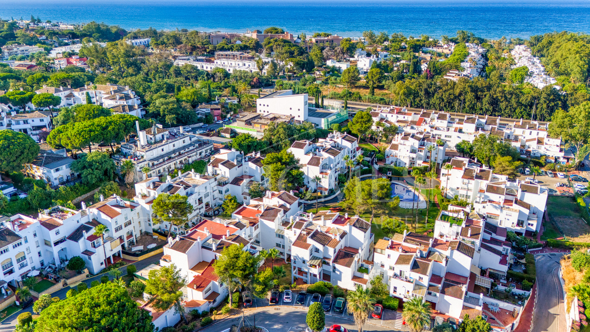 Fantastic reform opportunity; three bedroom apartment located in the gated community, Parque Elviria in Marbella - walking distance to the beach