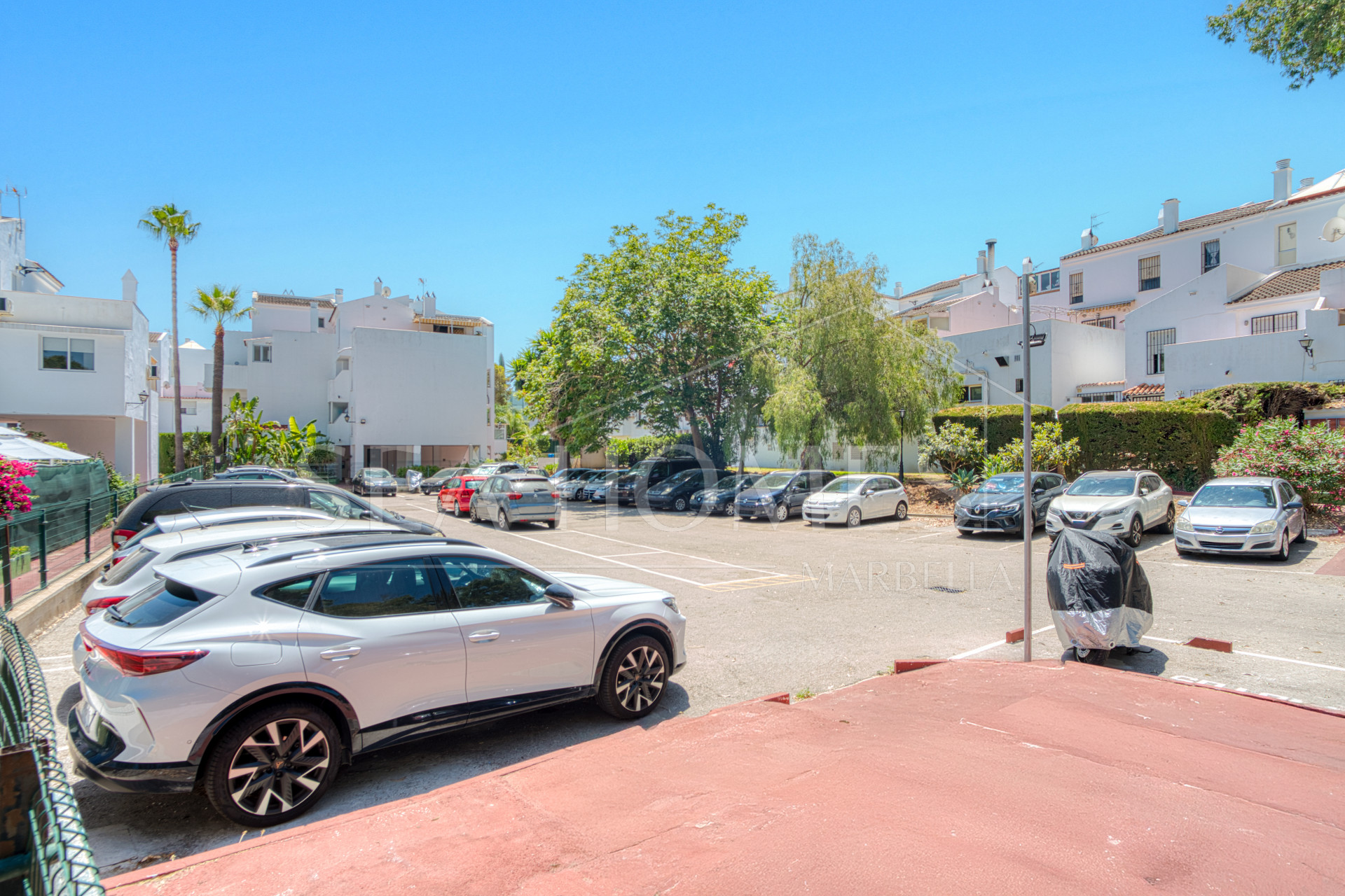 Fantastic reform opportunity; three bedroom apartment located in the gated community, Parque Elviria in Marbella - walking distance to the beach