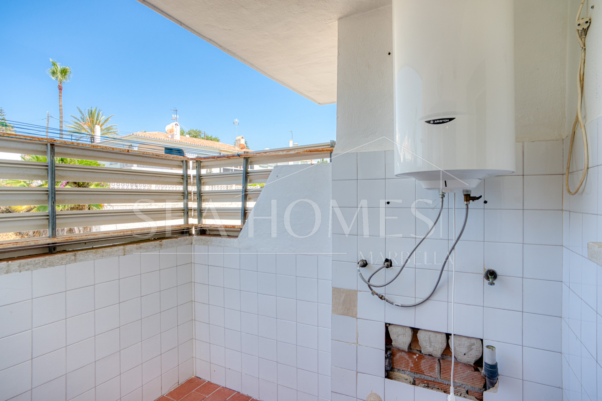 Fantastic reform opportunity; three bedroom apartment located in the gated community, Parque Elviria in Marbella - walking distance to the beach