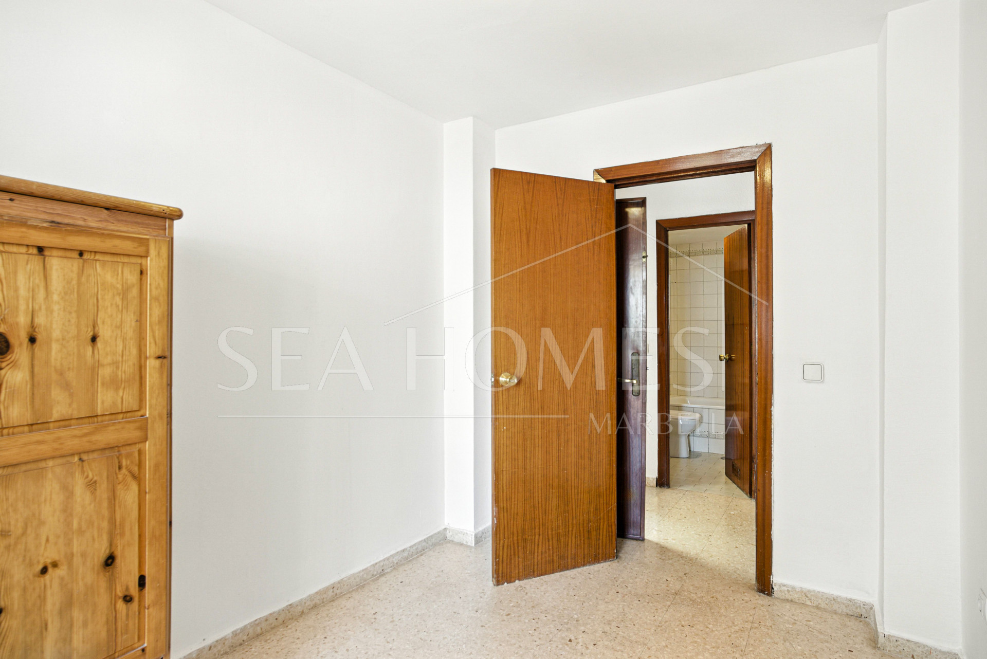 Fantastic reform opportunity; three bedroom apartment located in the gated community, Parque Elviria in Marbella - walking distance to the beach