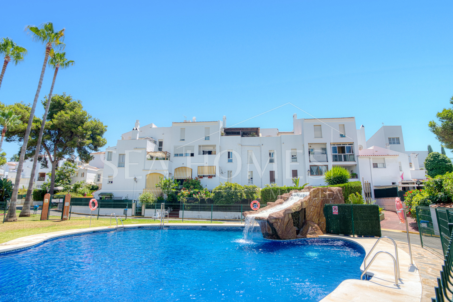 Fantastic reform opportunity; three bedroom apartment located in the gated community, Parque Elviria in Marbella - walking distance to the beach