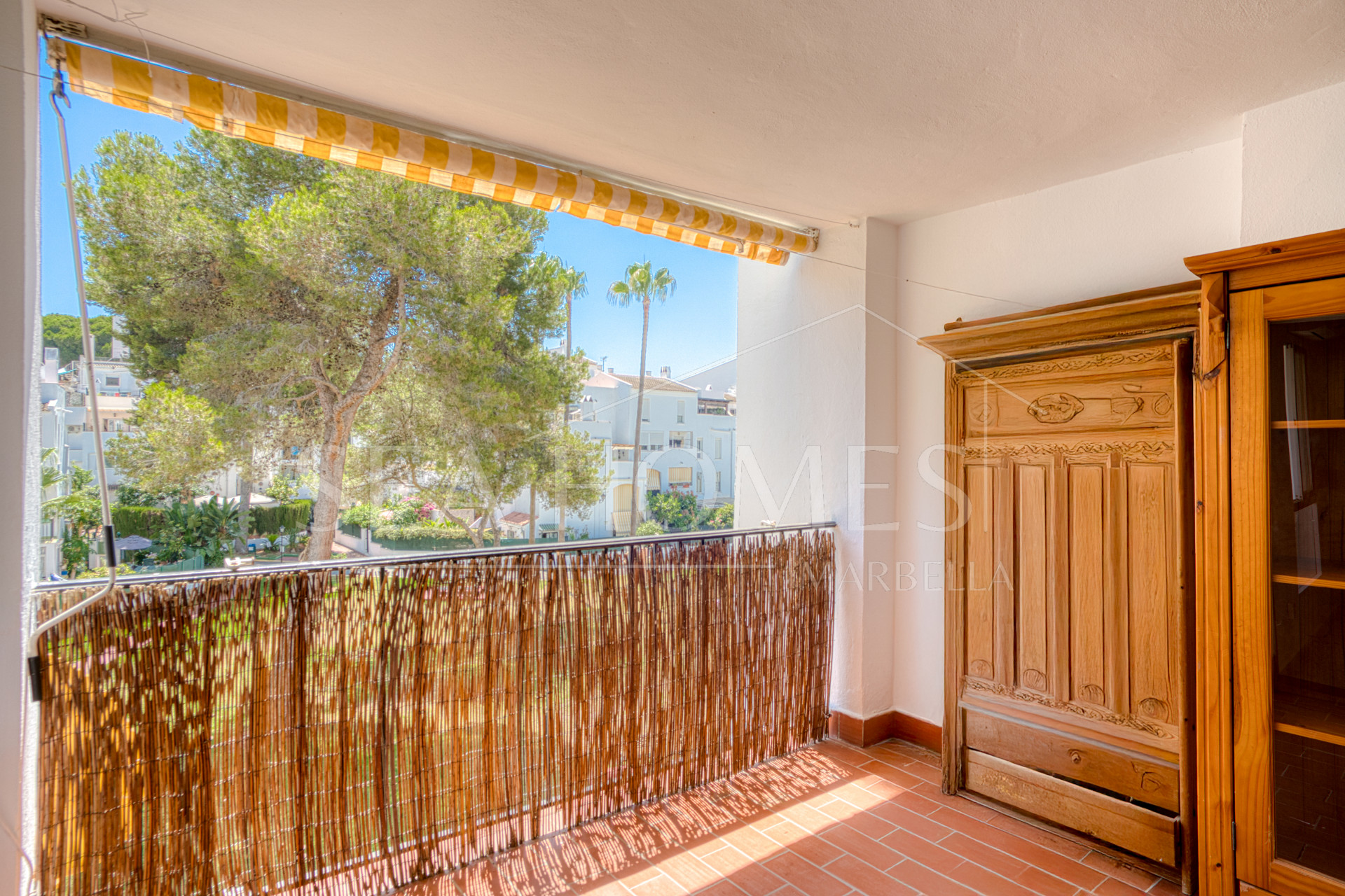 Fantastic reform opportunity; three bedroom apartment located in the gated community, Parque Elviria in Marbella - walking distance to the beach