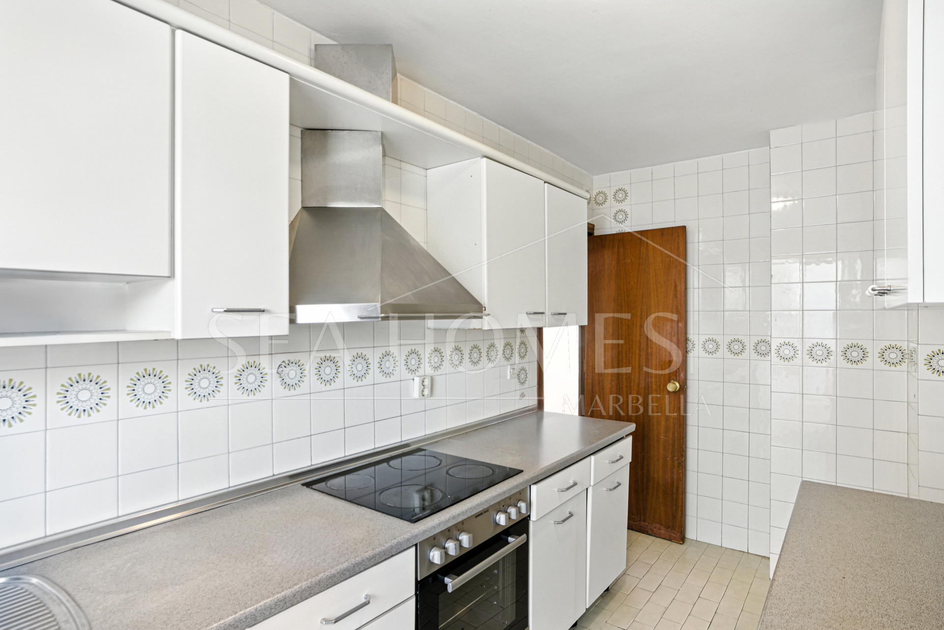 Fantastic reform opportunity; three bedroom apartment located in the gated community, Parque Elviria in Marbella - walking distance to the beach