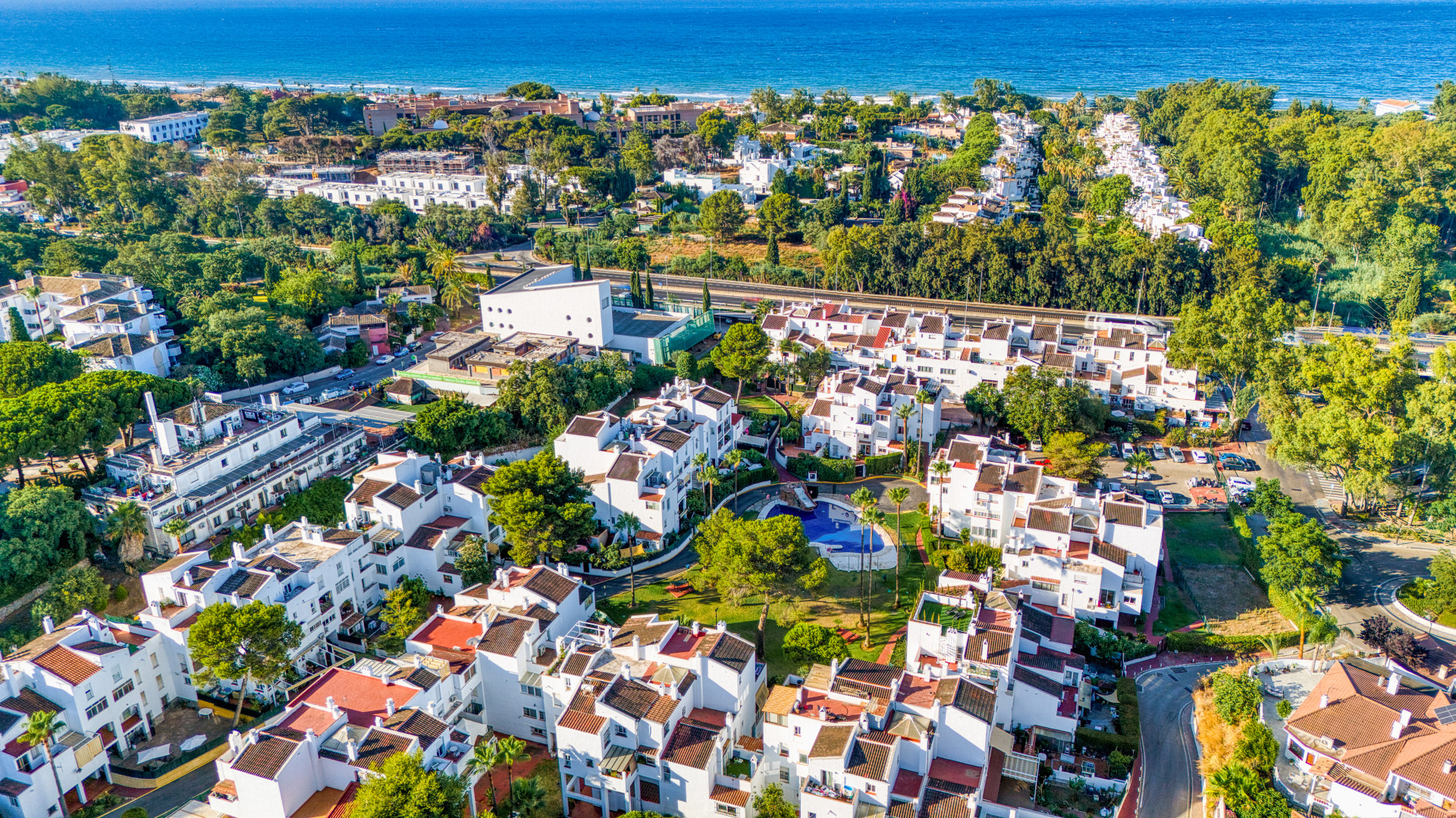Fantastische Reform Gelegenheit; Drei-Zimmer-Wohnung in der gated Gemeinde, Parque Elviria in Marbella - Fußweg zum Strand