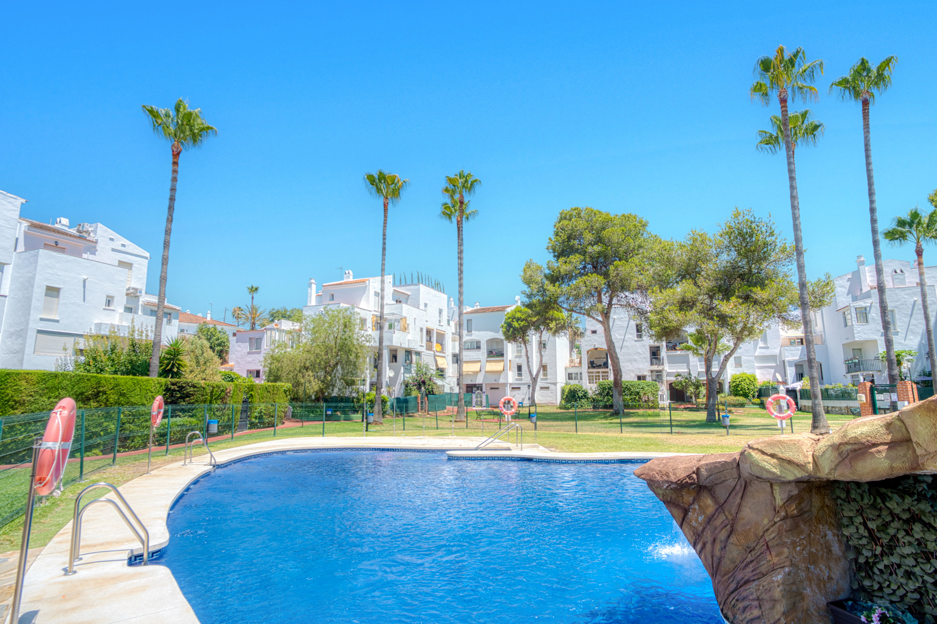 Fantastische Reform Gelegenheit; Drei-Zimmer-Wohnung in der gated Gemeinde, Parque Elviria in Marbella - Fußweg zum Strand