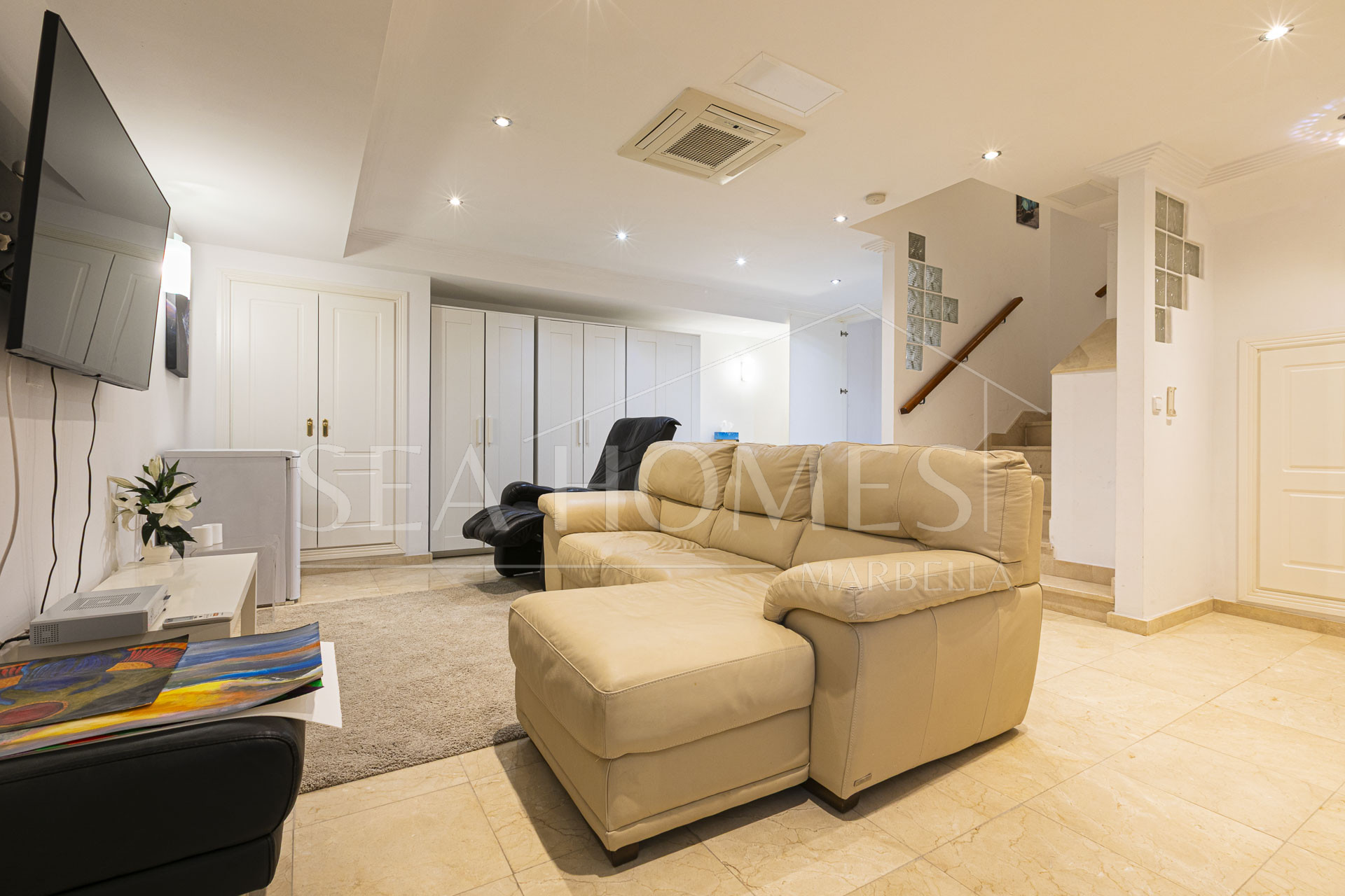 Beautiful south-facing, four bedroom townhouse in Los Almendros, part of the secure Los Arqueros Golf community in Benahavís