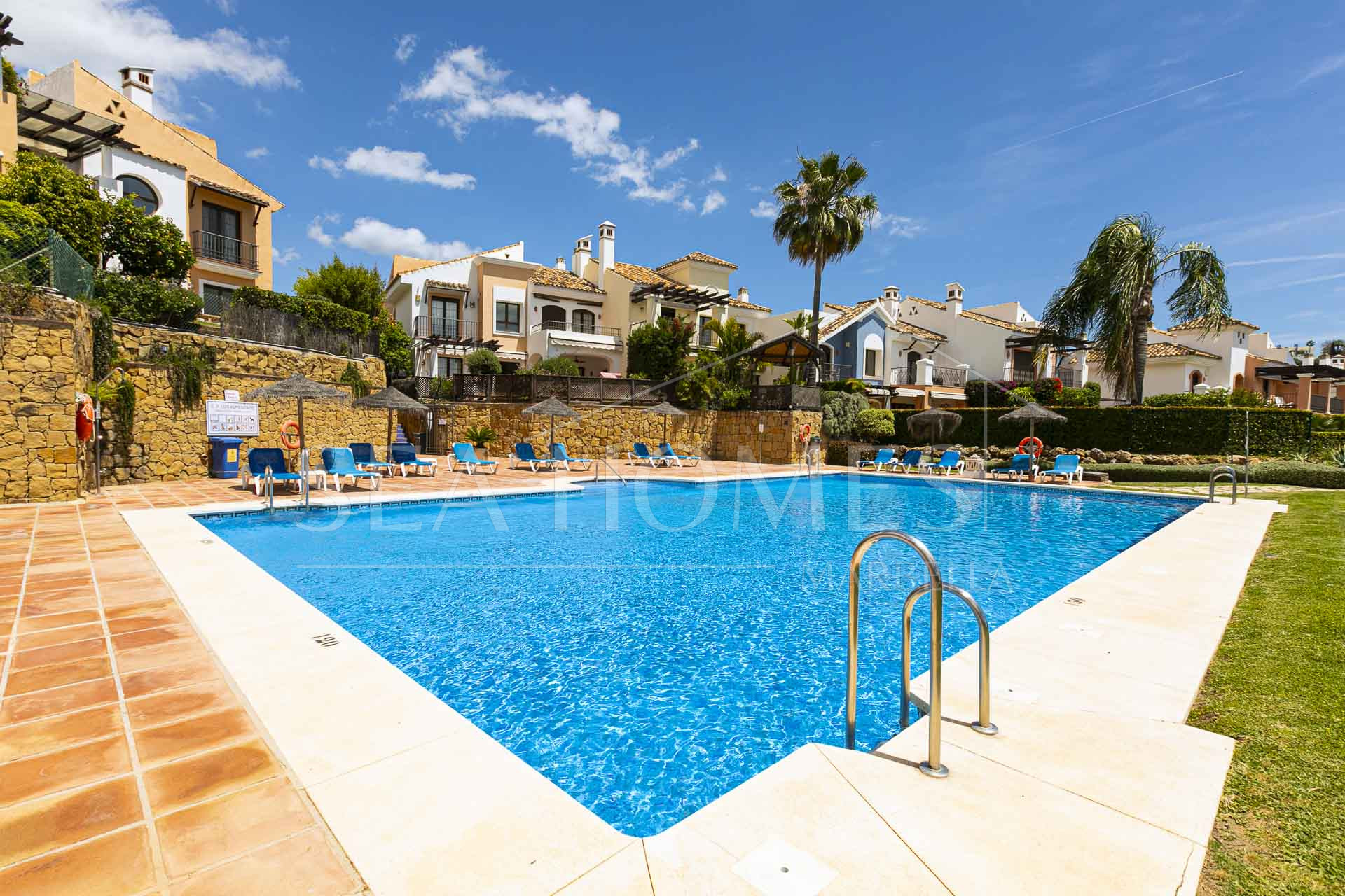 Beautiful south-facing, four bedroom townhouse in Los Almendros, part of the secure Los Arqueros Golf community in Benahavís