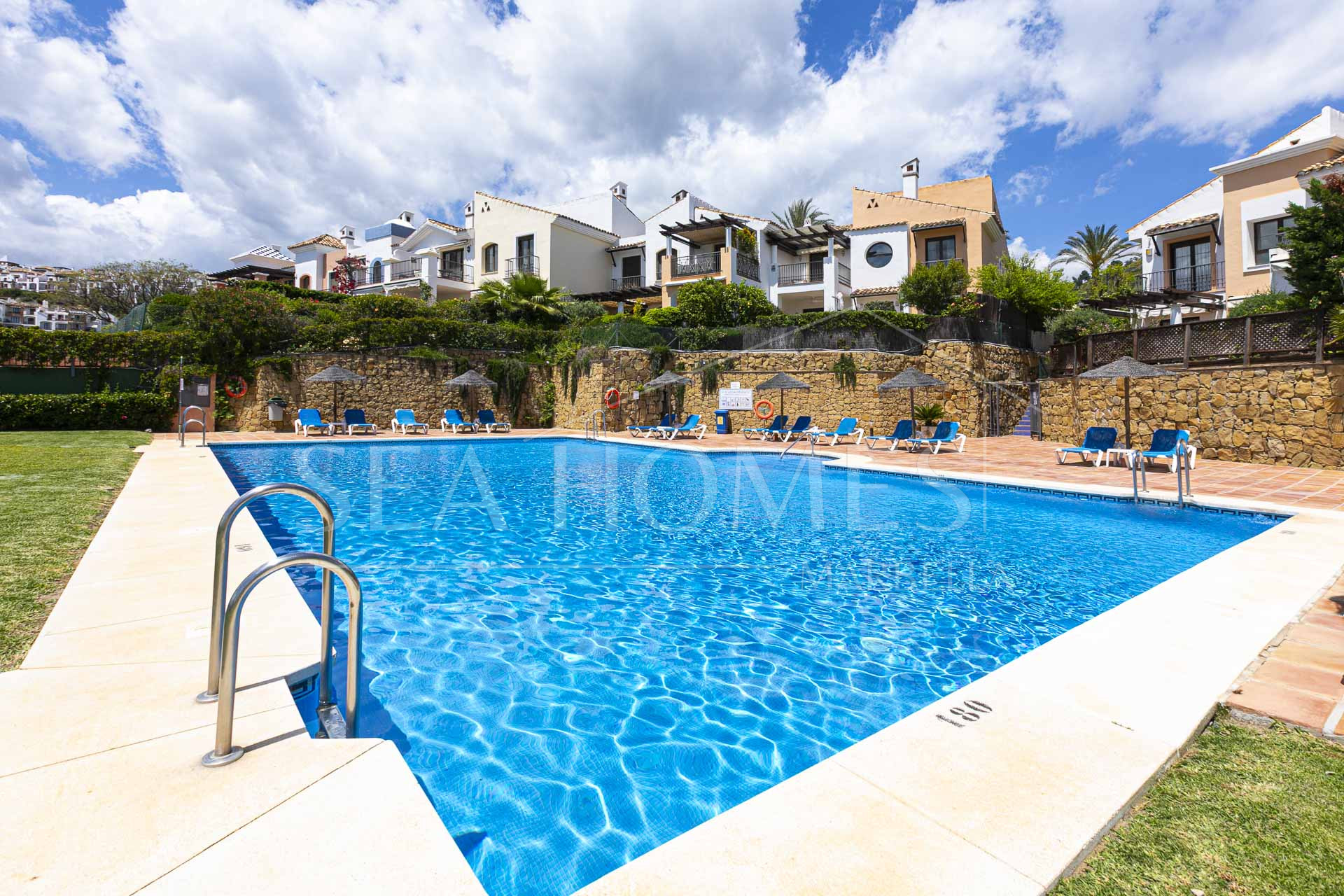 Beautiful south-facing, four bedroom townhouse in Los Almendros, part of the secure Los Arqueros Golf community in Benahavís