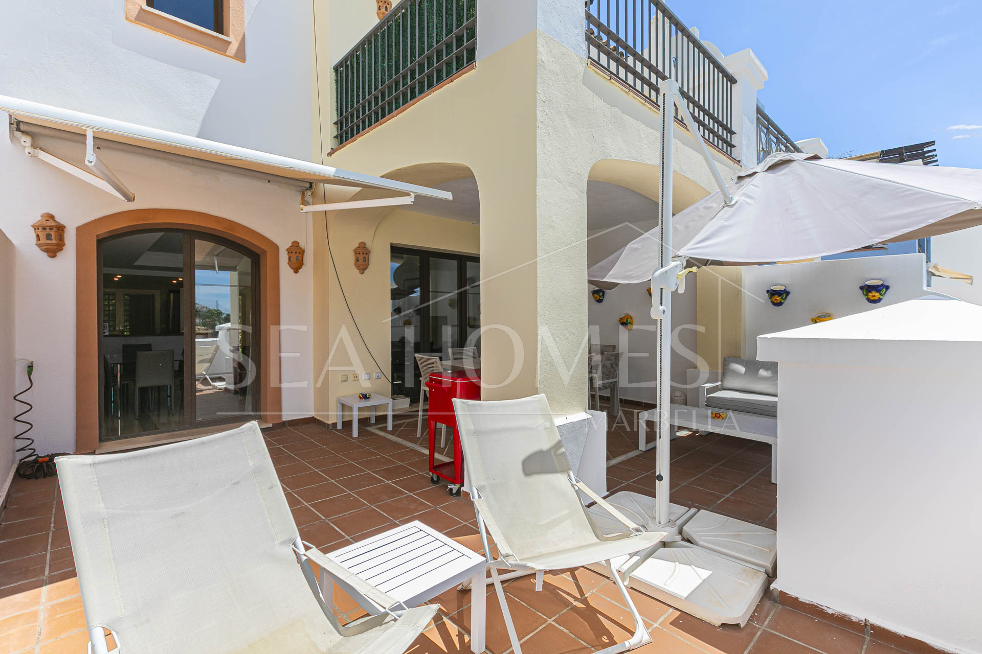 Beautiful south-facing, four bedroom townhouse in Los Almendros, part of the secure Los Arqueros Golf community in Benahavís