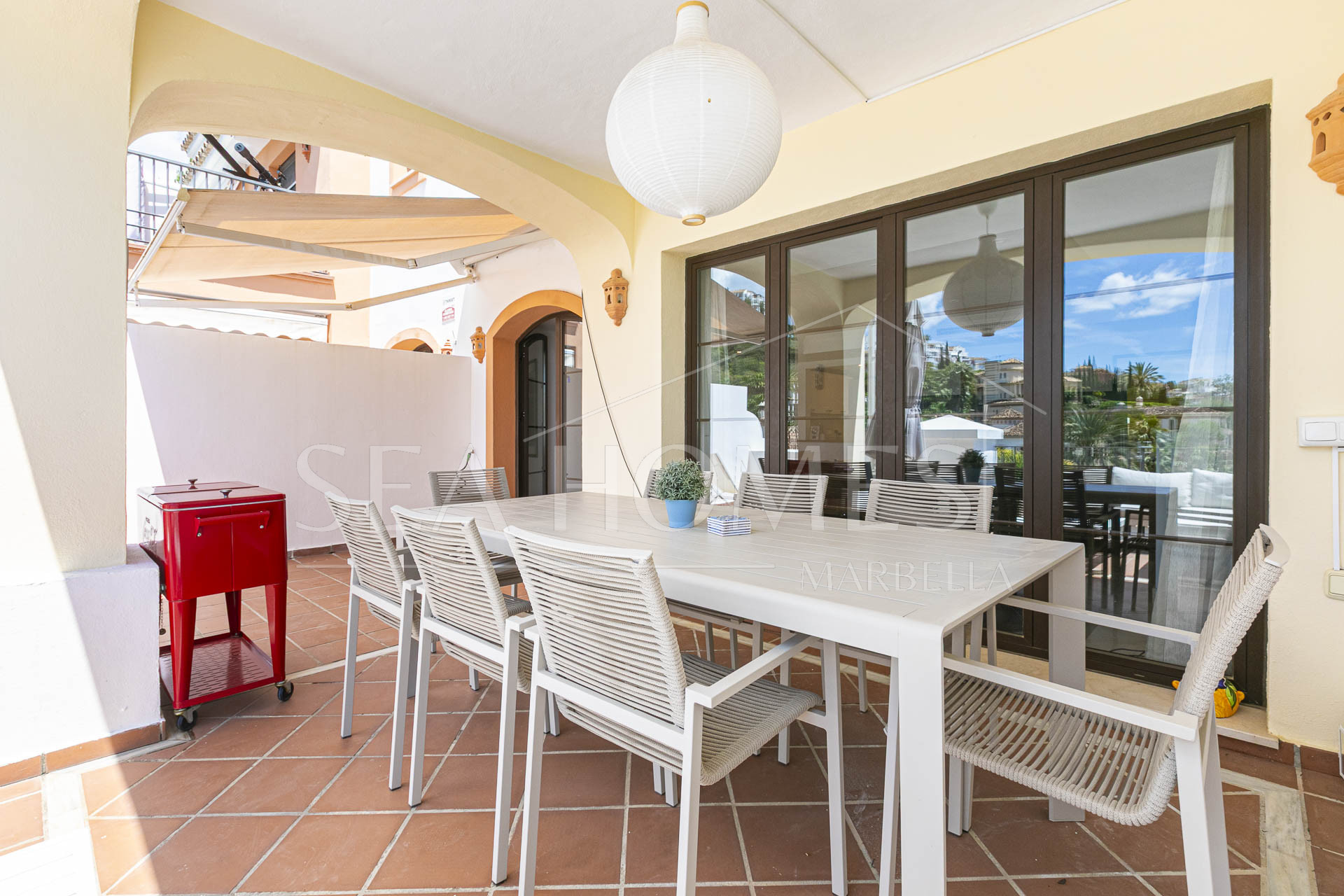 Beautiful south-facing, four bedroom townhouse in Los Almendros, part of the secure Los Arqueros Golf community in Benahavís