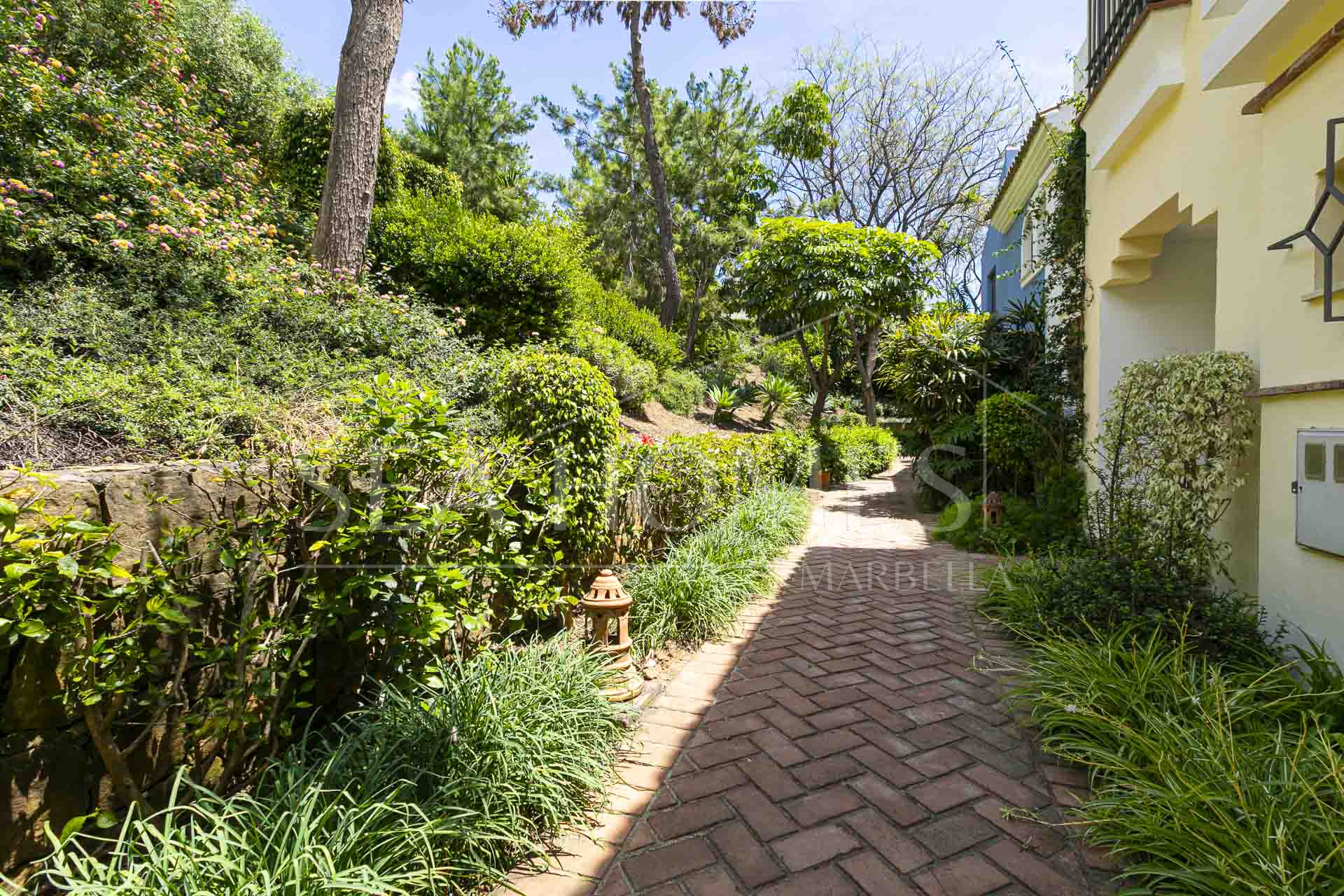 Beautiful south-facing, four bedroom townhouse in Los Almendros, part of the secure Los Arqueros Golf community in Benahavís