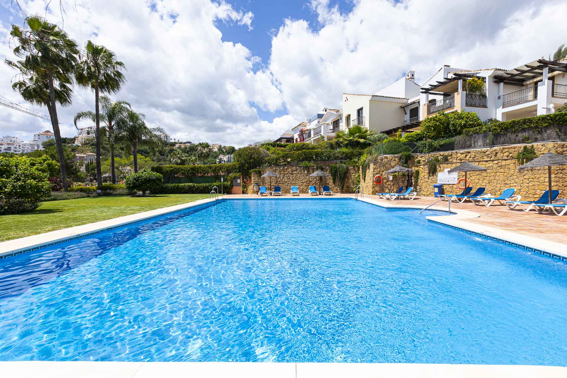 Schöne Süd-Richtung, 4-Zimmer-Stadthaus in Los Almendros, Teil der sicheren Los Arqueros Golf Gemeinde in Benahavís